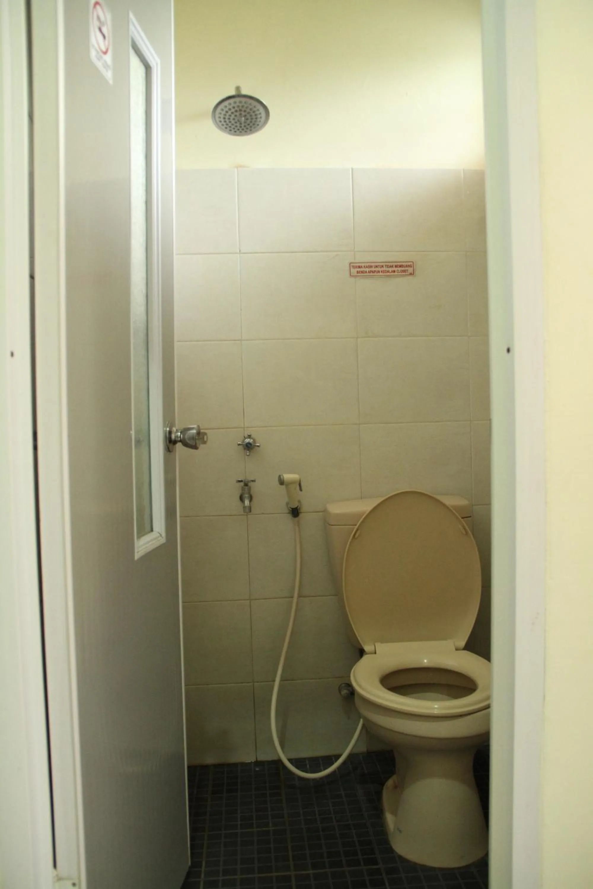 Bathroom in Guest House Rumah Wahidin Syariah