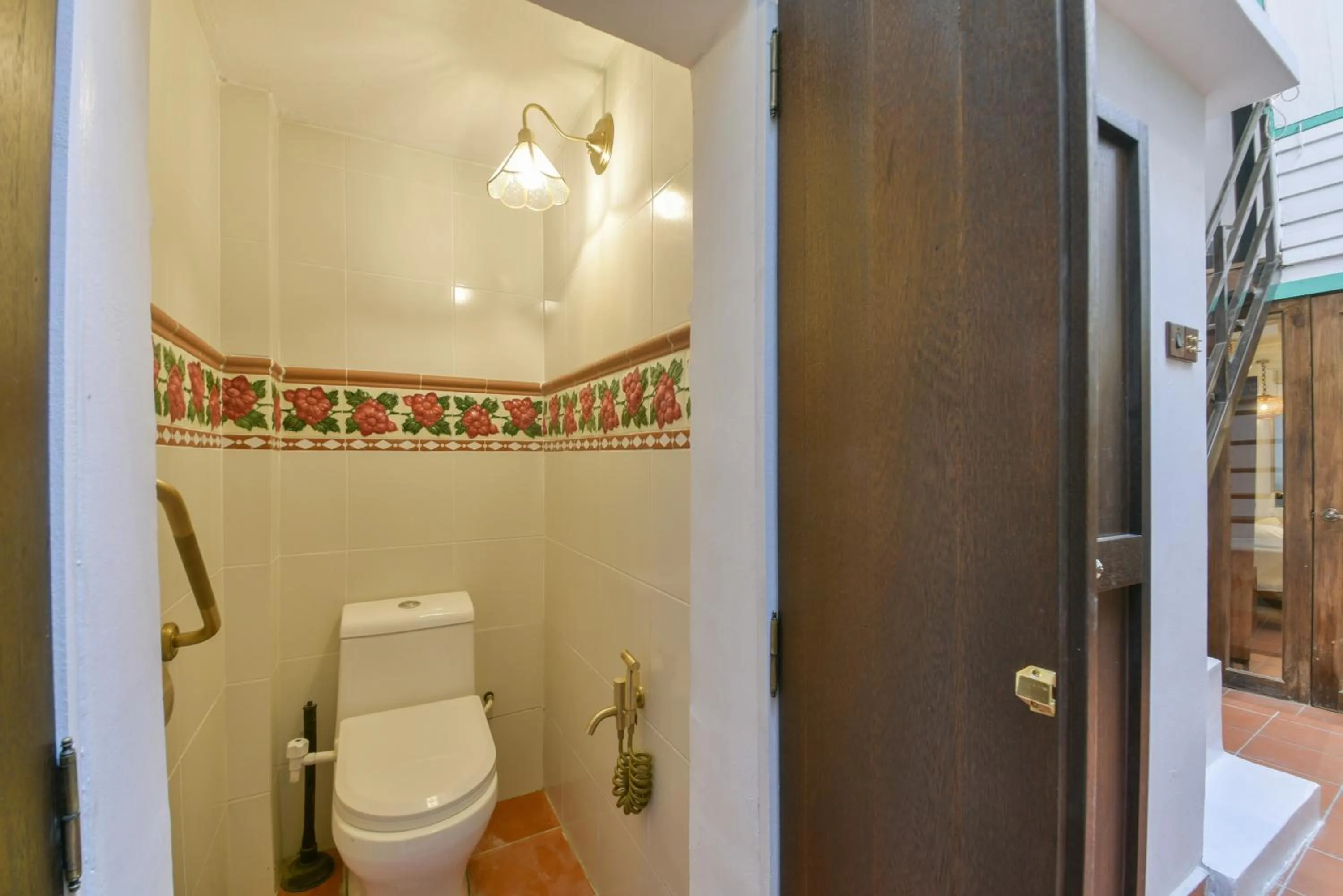 Toilet in Ohana House HQ