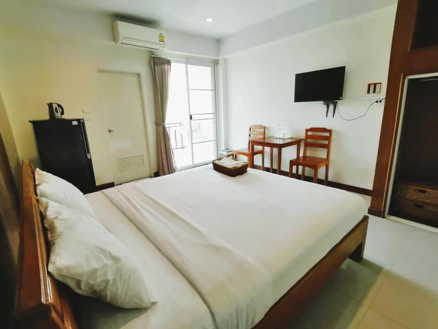 Communal lounge/ TV room, Bed in Grand Lopburi