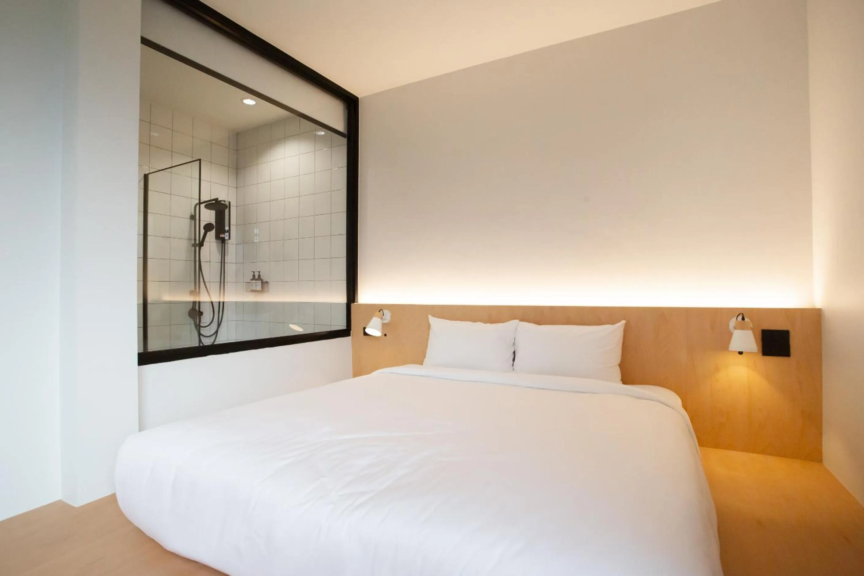 Photo of the whole room, Bed in Karpenter Lampang