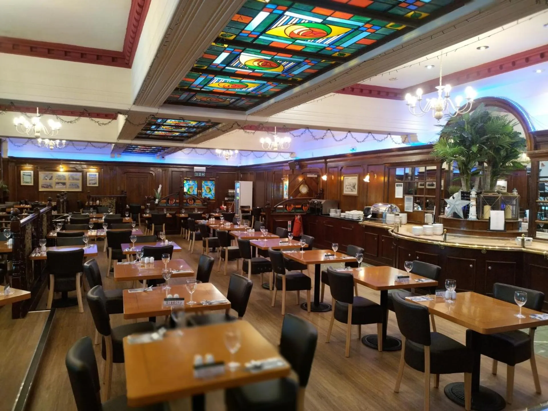 Restaurant/places to eat in The Savoy Hotel