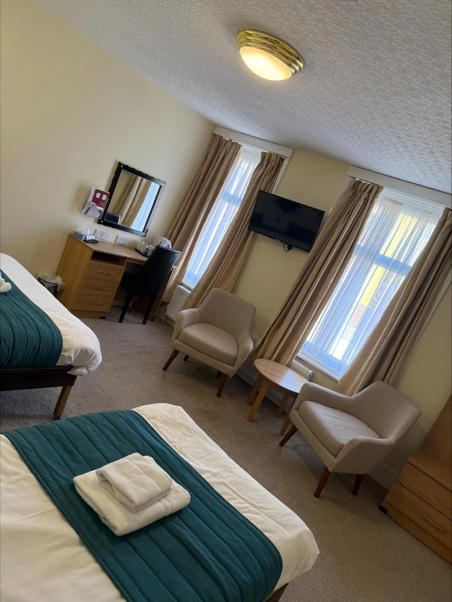 Seating area, Bed in The Savoy Hotel