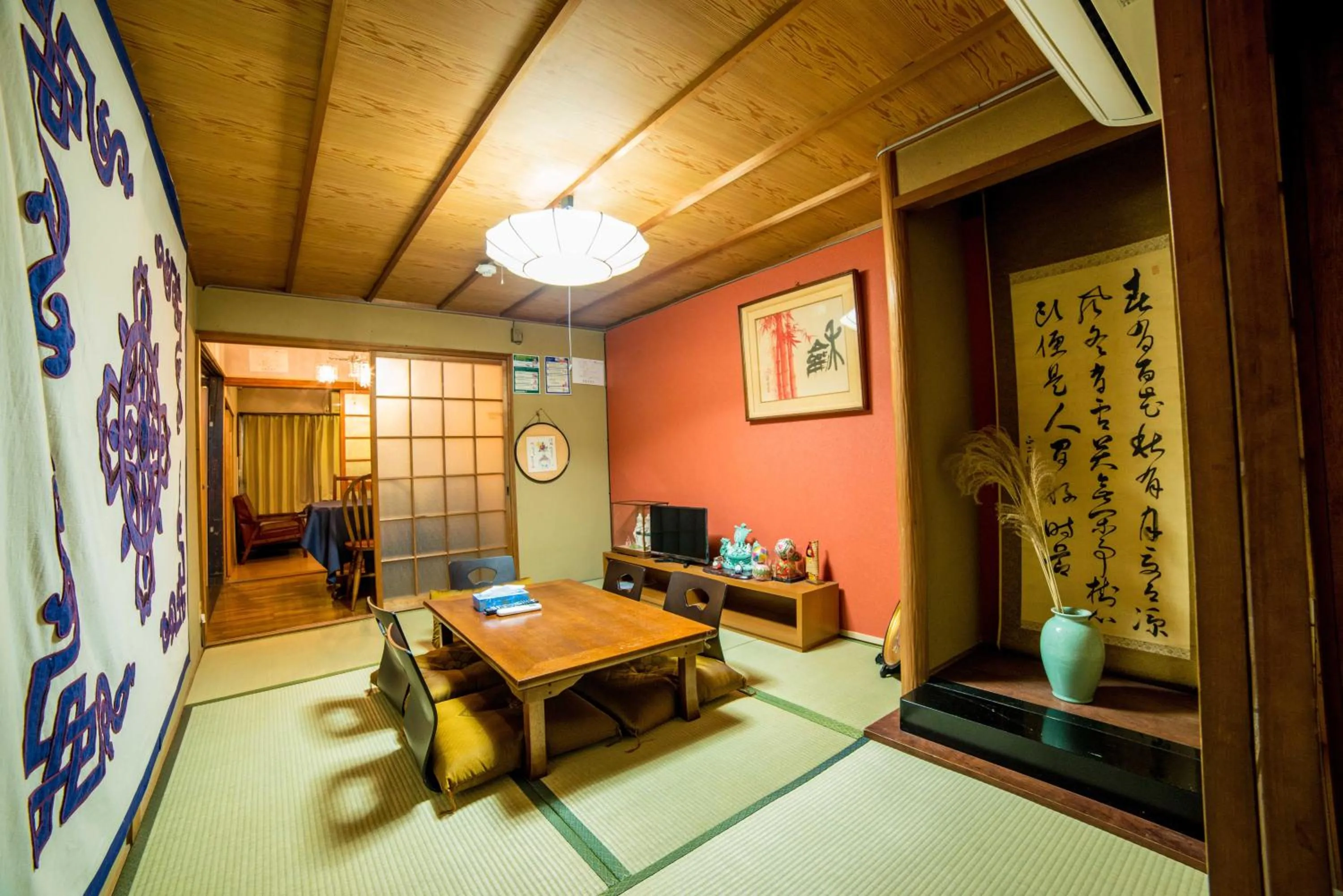Photo of the whole room in Kumano House