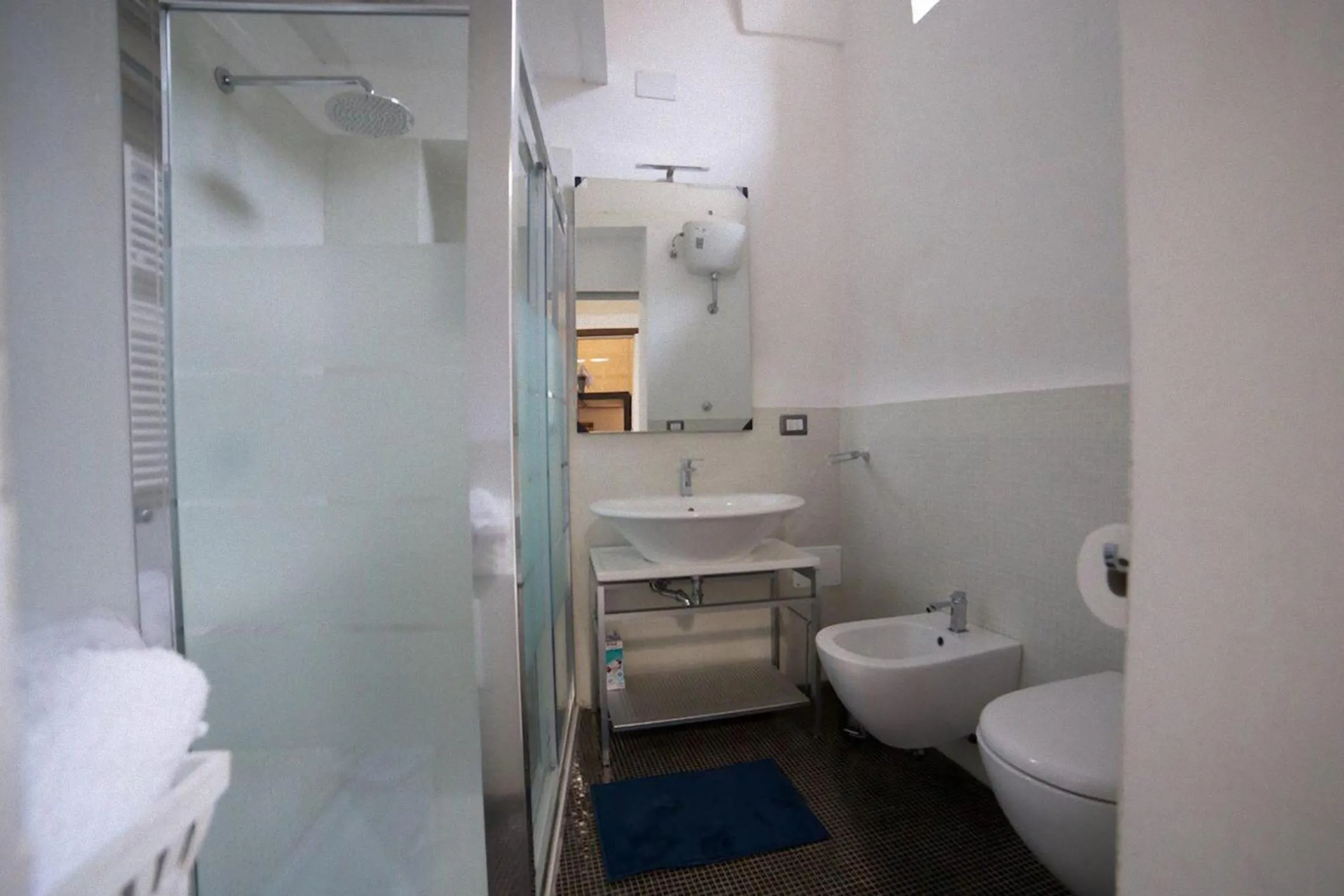 Shower in Suite del Teatro Romano