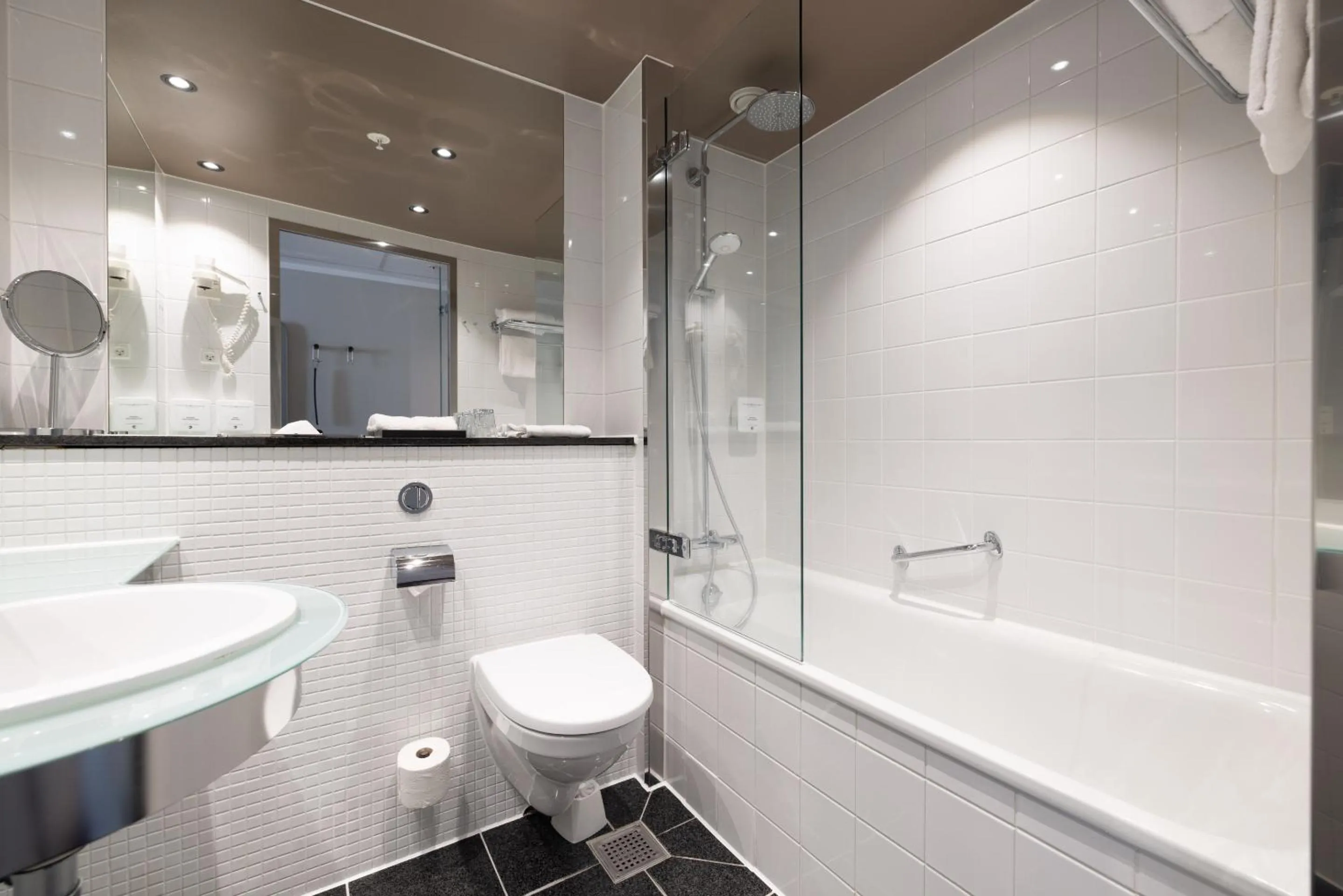 Shower in The Square