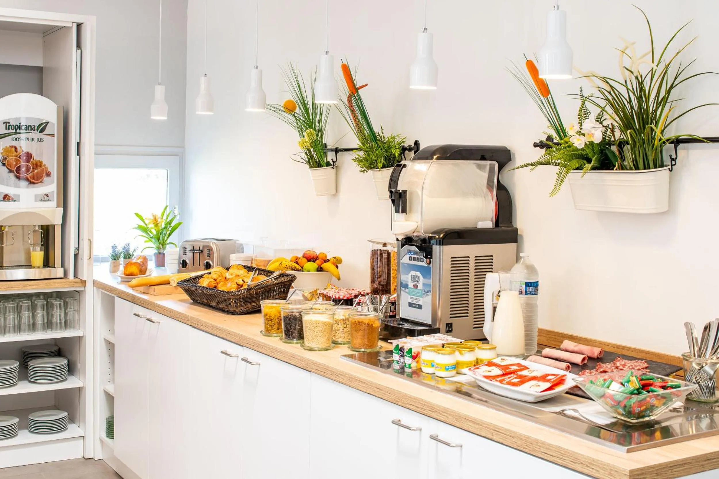 Buffet breakfast in KYRIAD LYON EST – Saint Quentin Fallavier