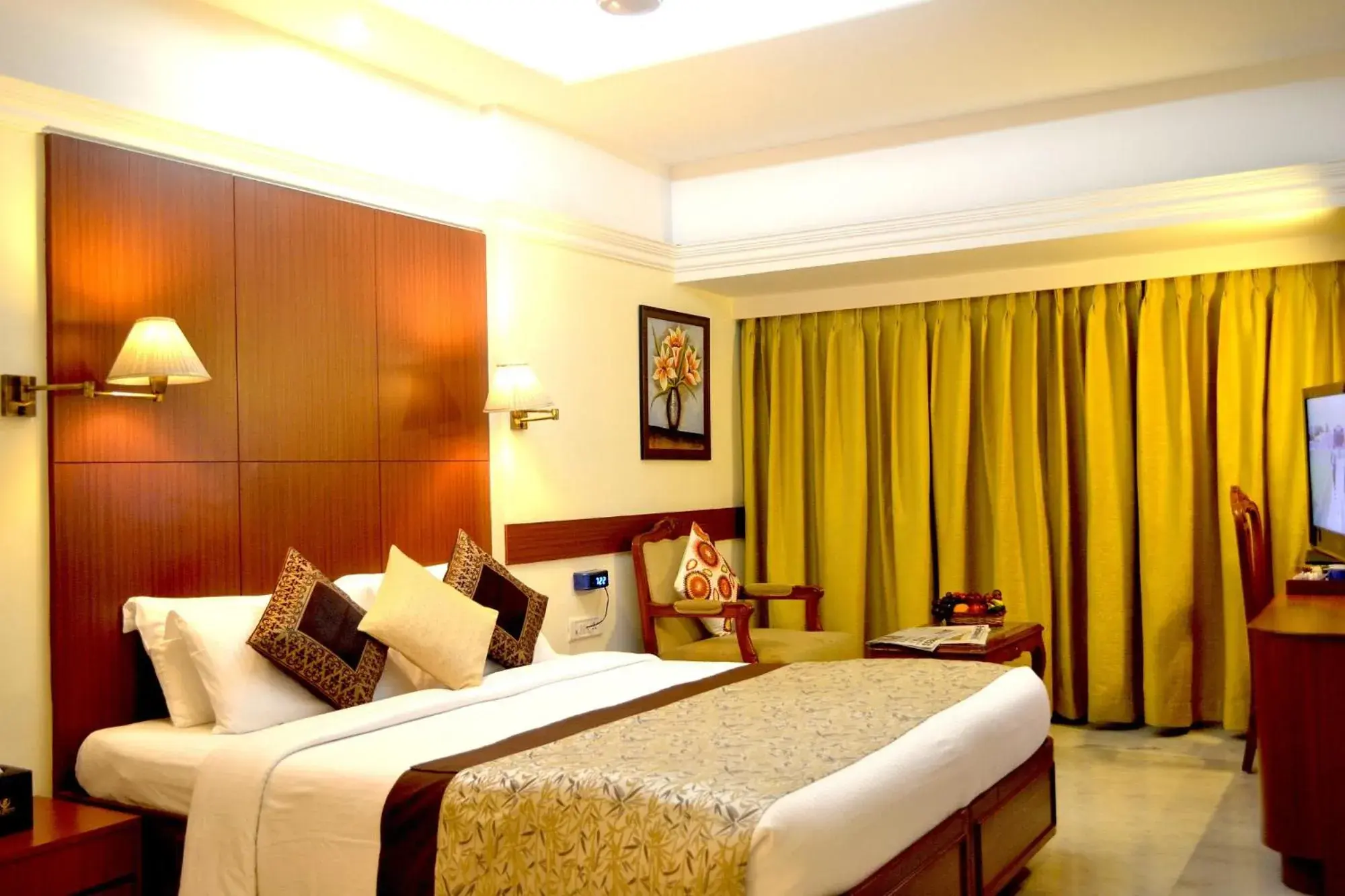 Photo of the whole room, Bed in Club Emerald Photo of the whole room, Bed in Club Emerald