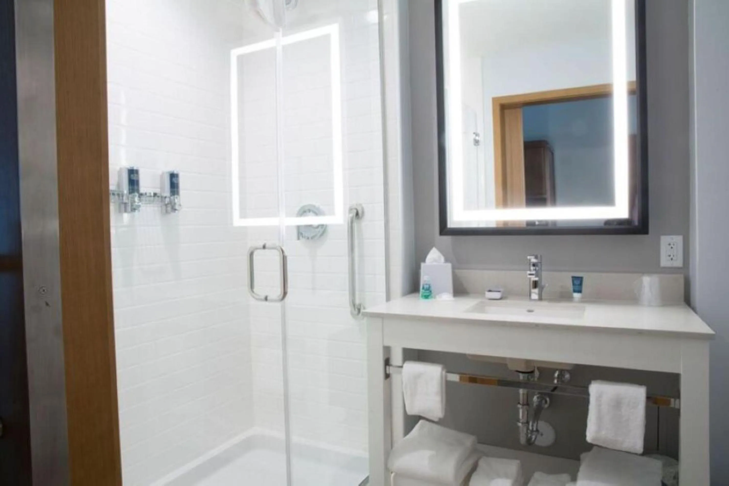 Photo of the whole room in Four Points by Sheraton Miami Airport