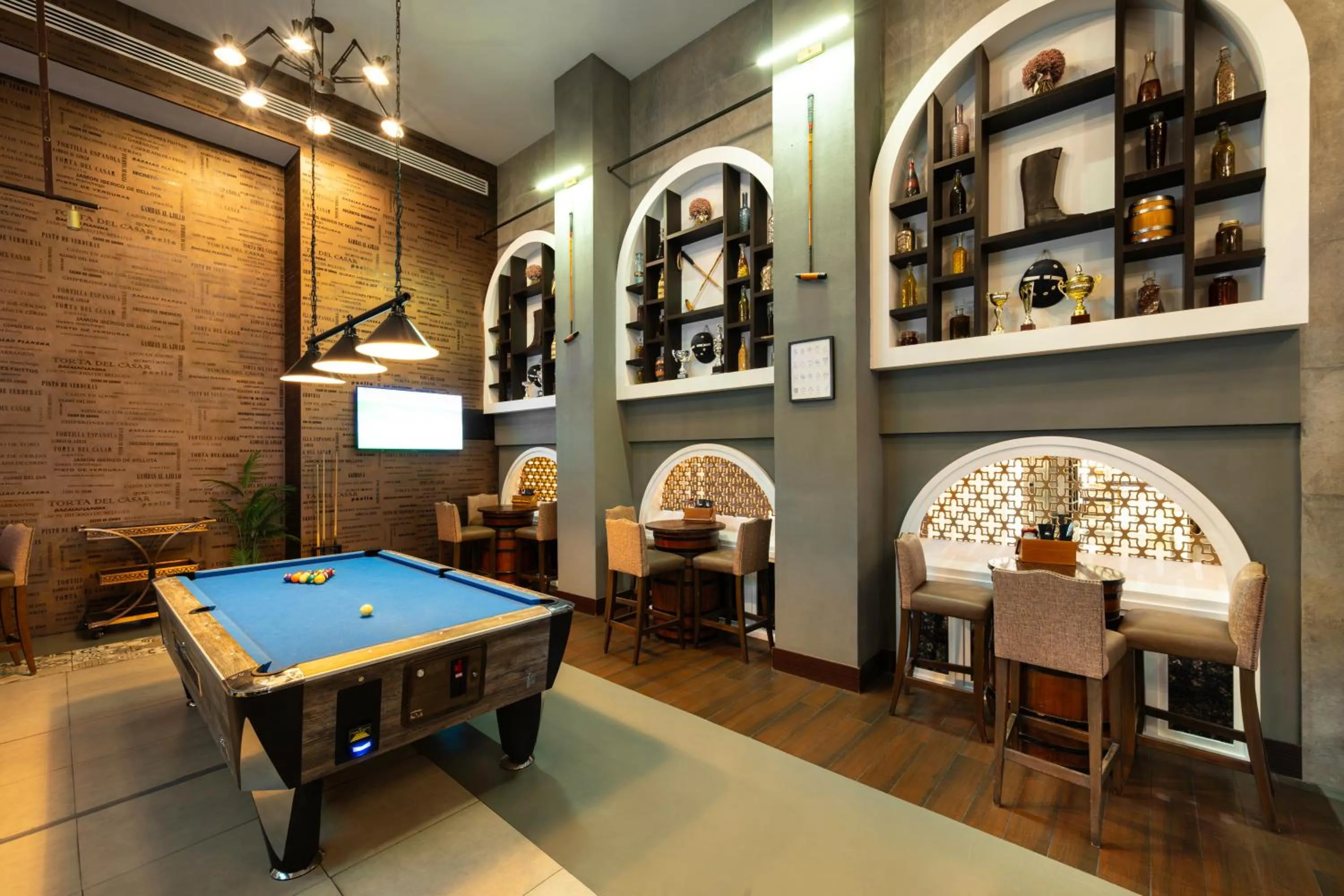 Restaurant/places to eat in Al Habtoor Polo Resort