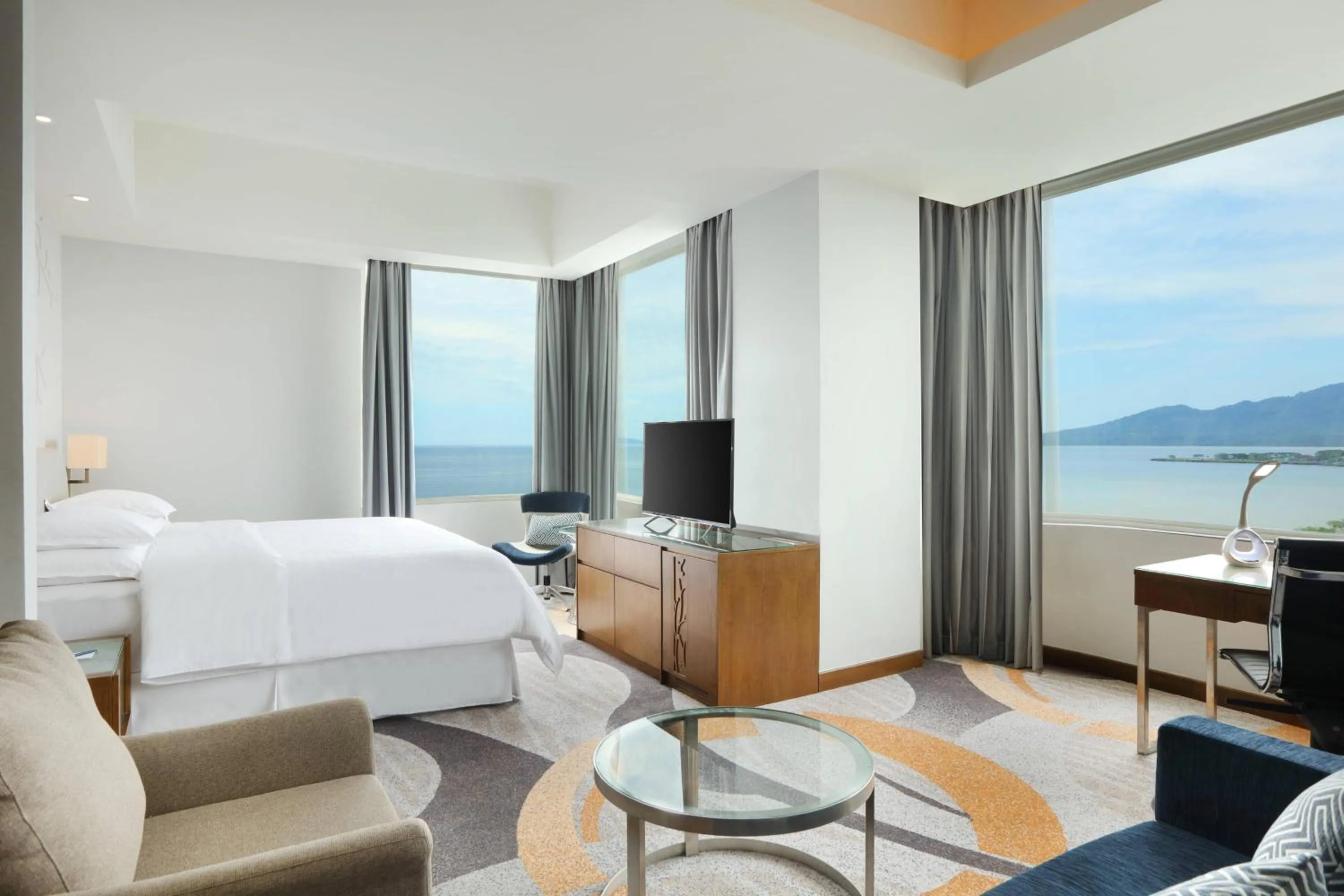 Bedroom, Bed in Four Points by Sheraton Manado