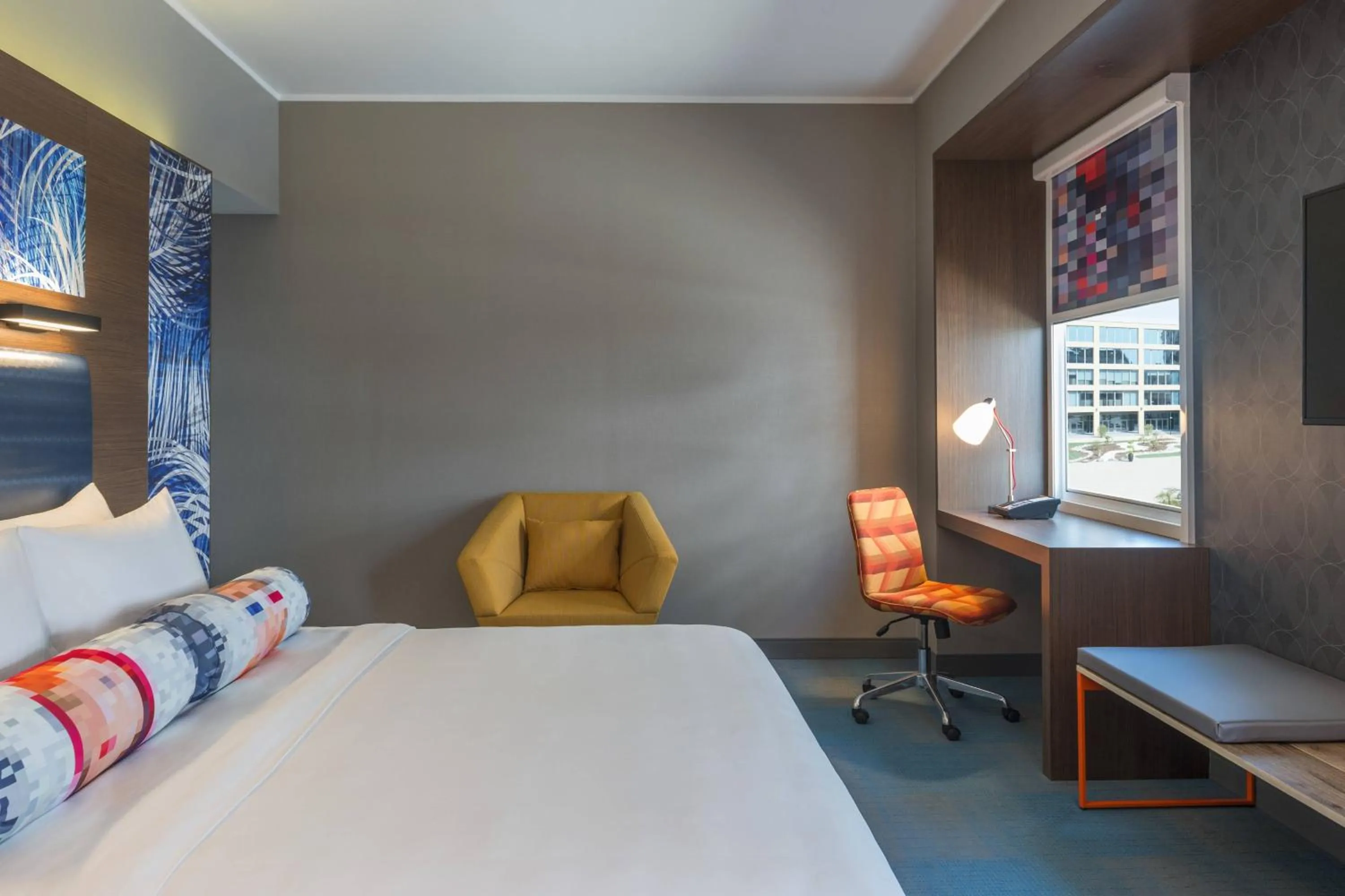 Photo of the whole room, Bed in Aloft Al Ain