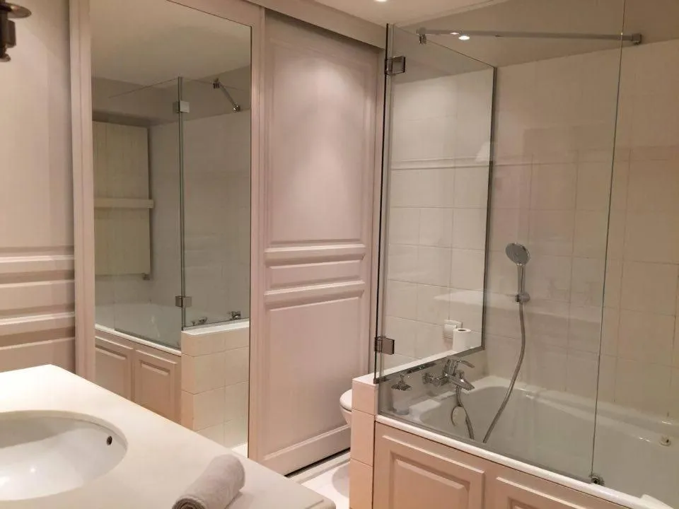 Shower in 1 Square du Docteur Blanche - Paris 16