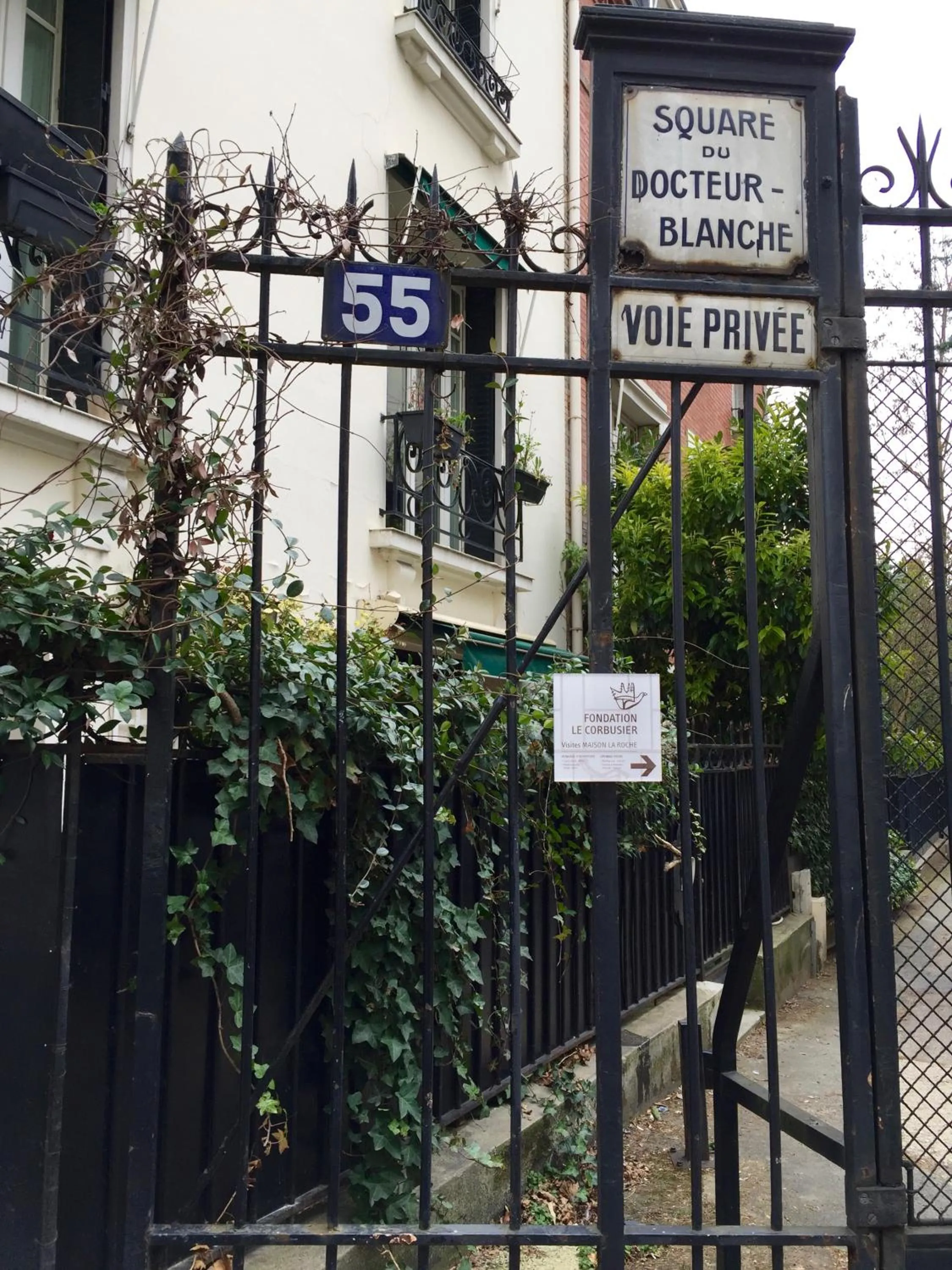 Property building in 1 Square du Docteur Blanche - Paris 16