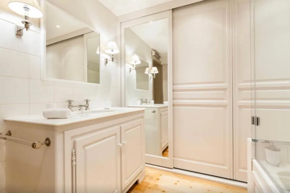 Shower in 1 Square du Docteur Blanche - Paris 16