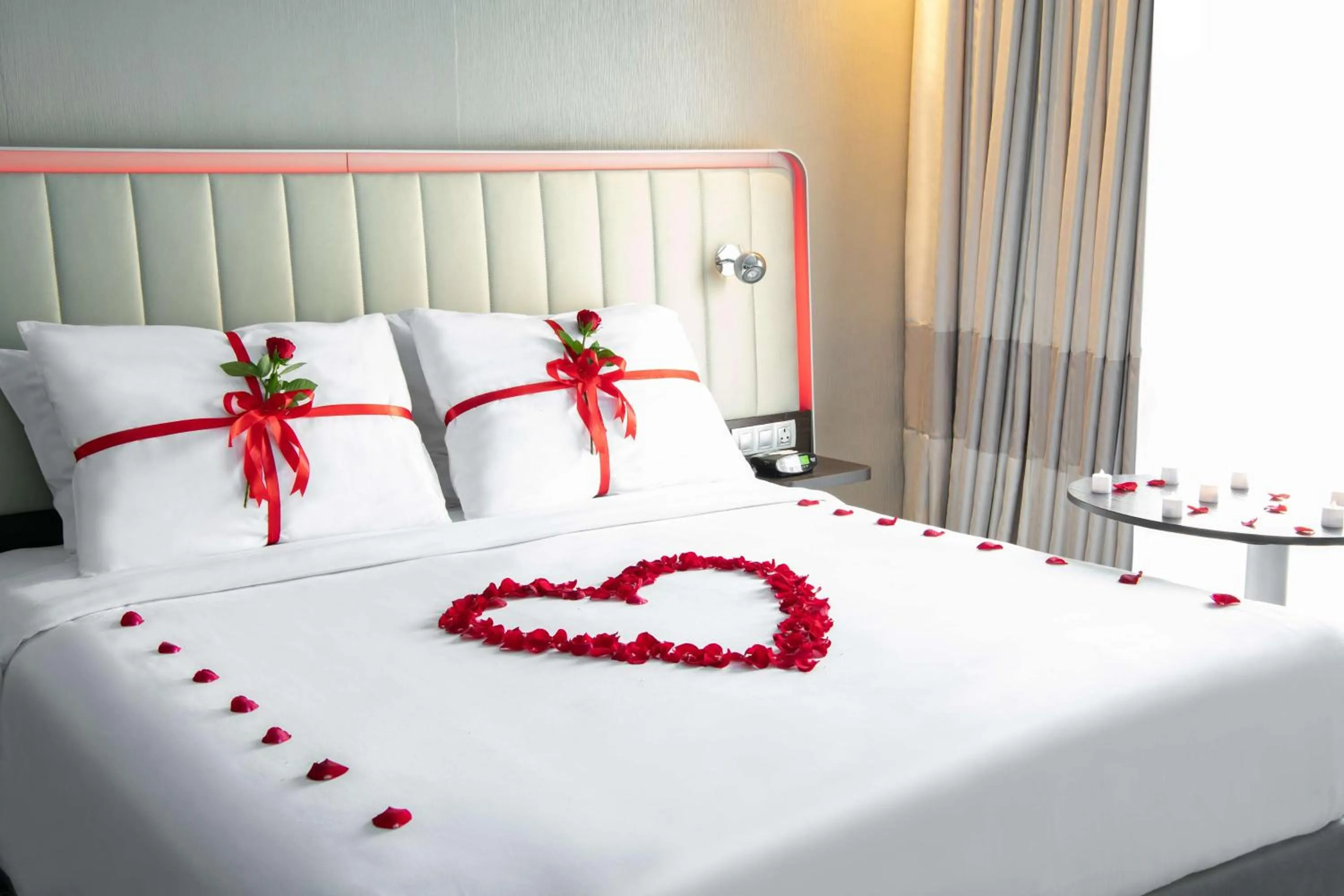 Photo of the whole room, Bed in Park Inn by Radisson Makkah Al Naseem