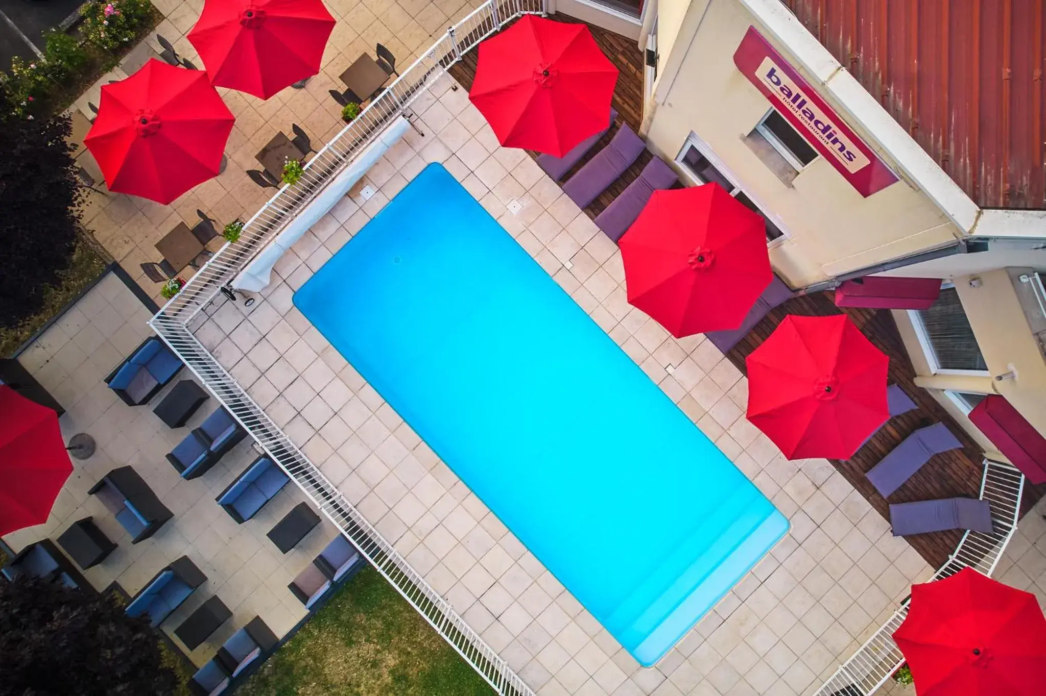 Swimming pool in Authentic by balladins Dijon / Marsannay-la-Côte Swimming pool in Authentic by balladins Dijon / Marsannay-la-Côte