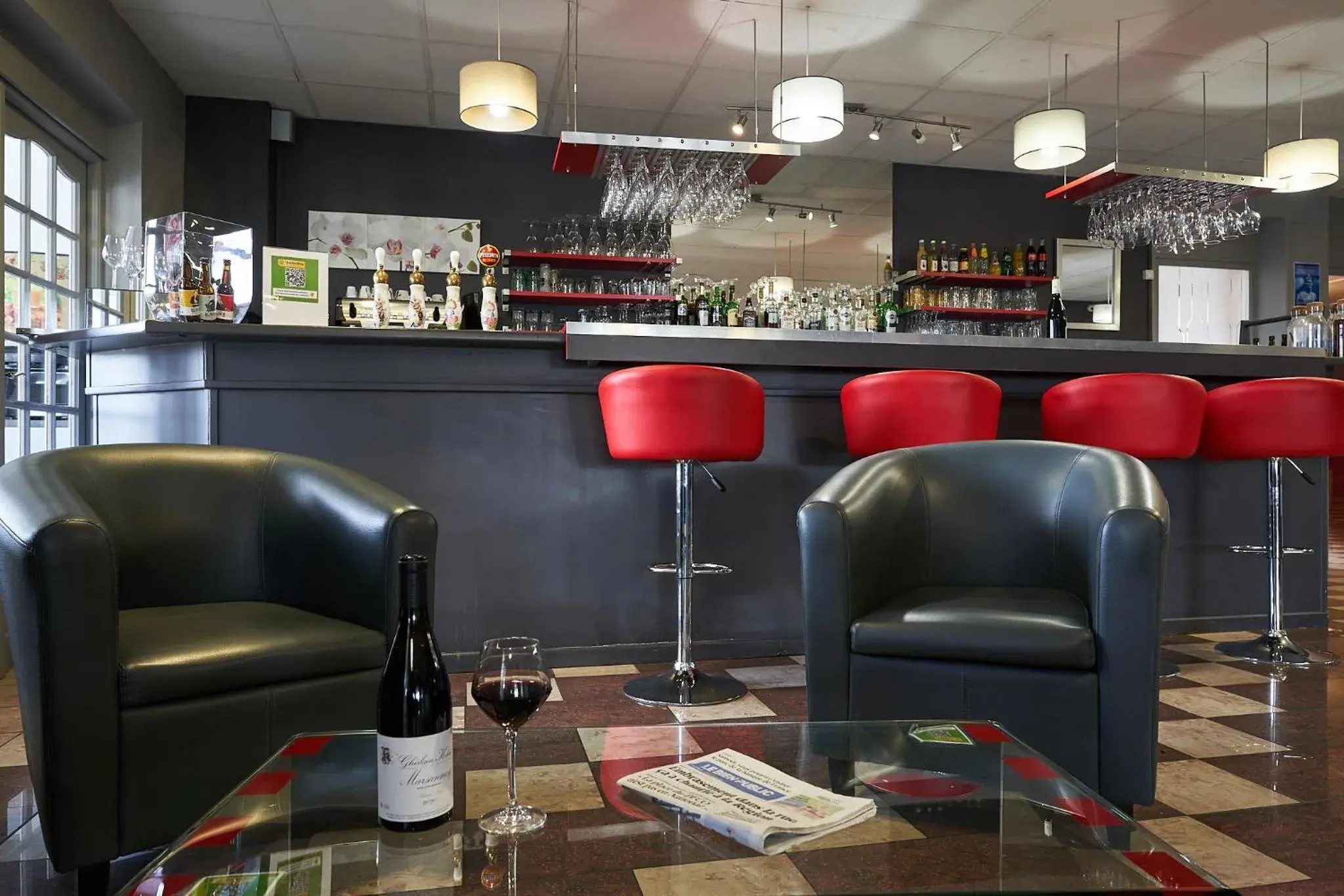 Lounge or bar in Authentic by balladins Dijon / Marsannay-la-Côte Lounge or bar in Authentic by balladins Dijon / Marsannay-la-Côte