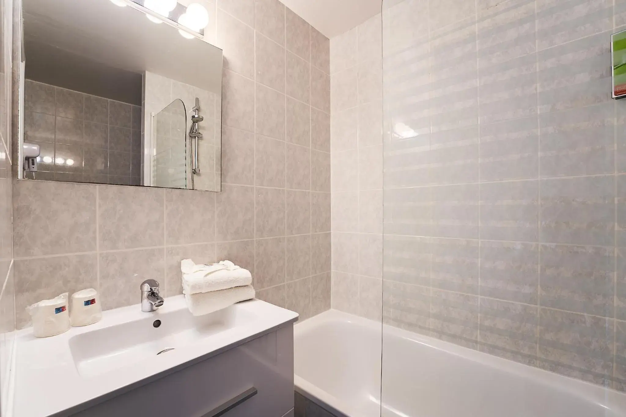 Bathroom in Authentic by balladins Dijon / Marsannay-la-Côte Bathroom in Authentic by balladins Dijon / Marsannay-la-Côte