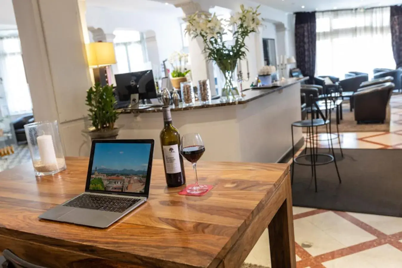 Lounge or bar in Best Western Le Comtadin Lounge or bar in Best Western Le Comtadin