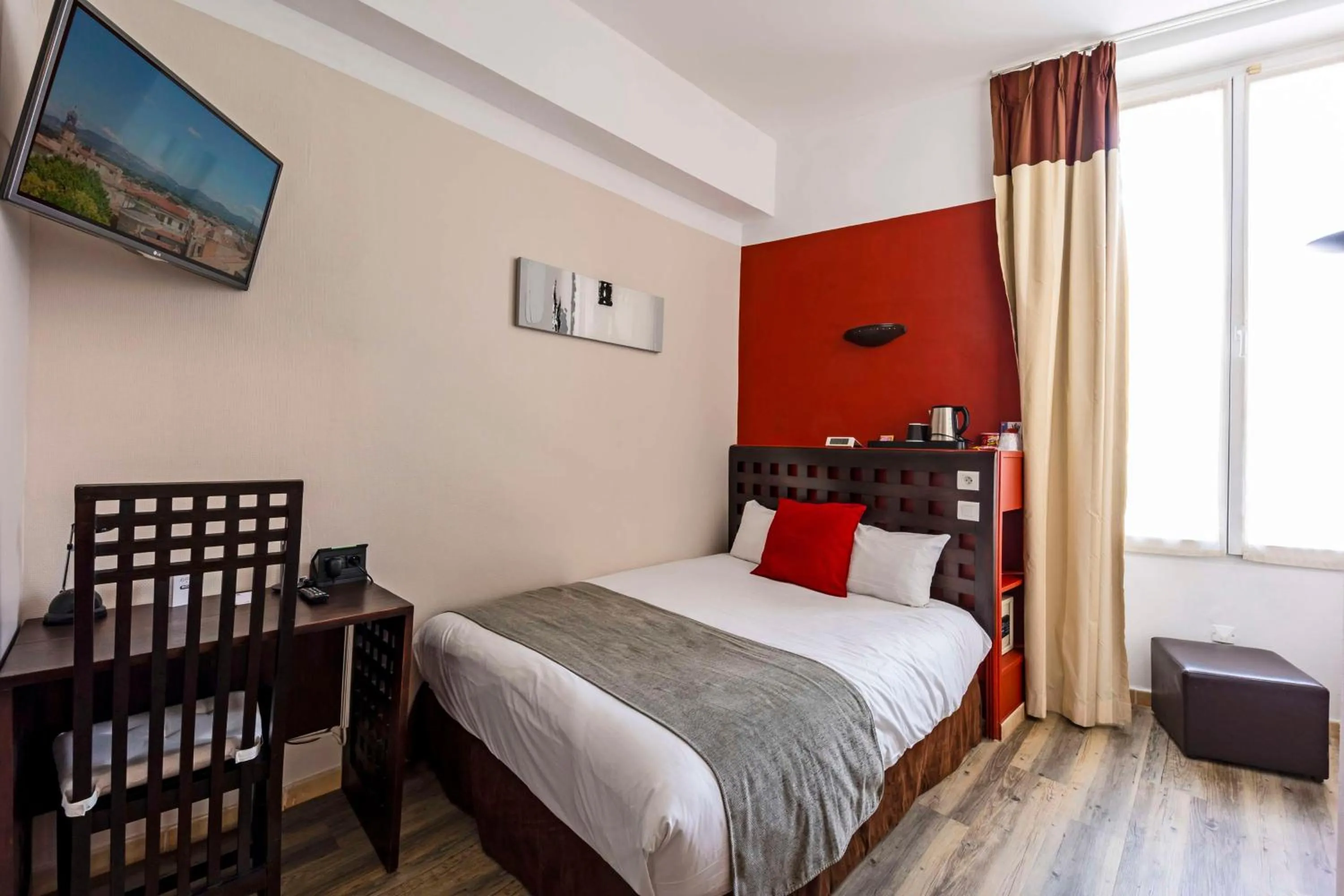 Bedroom in Best Western Le Comtadin