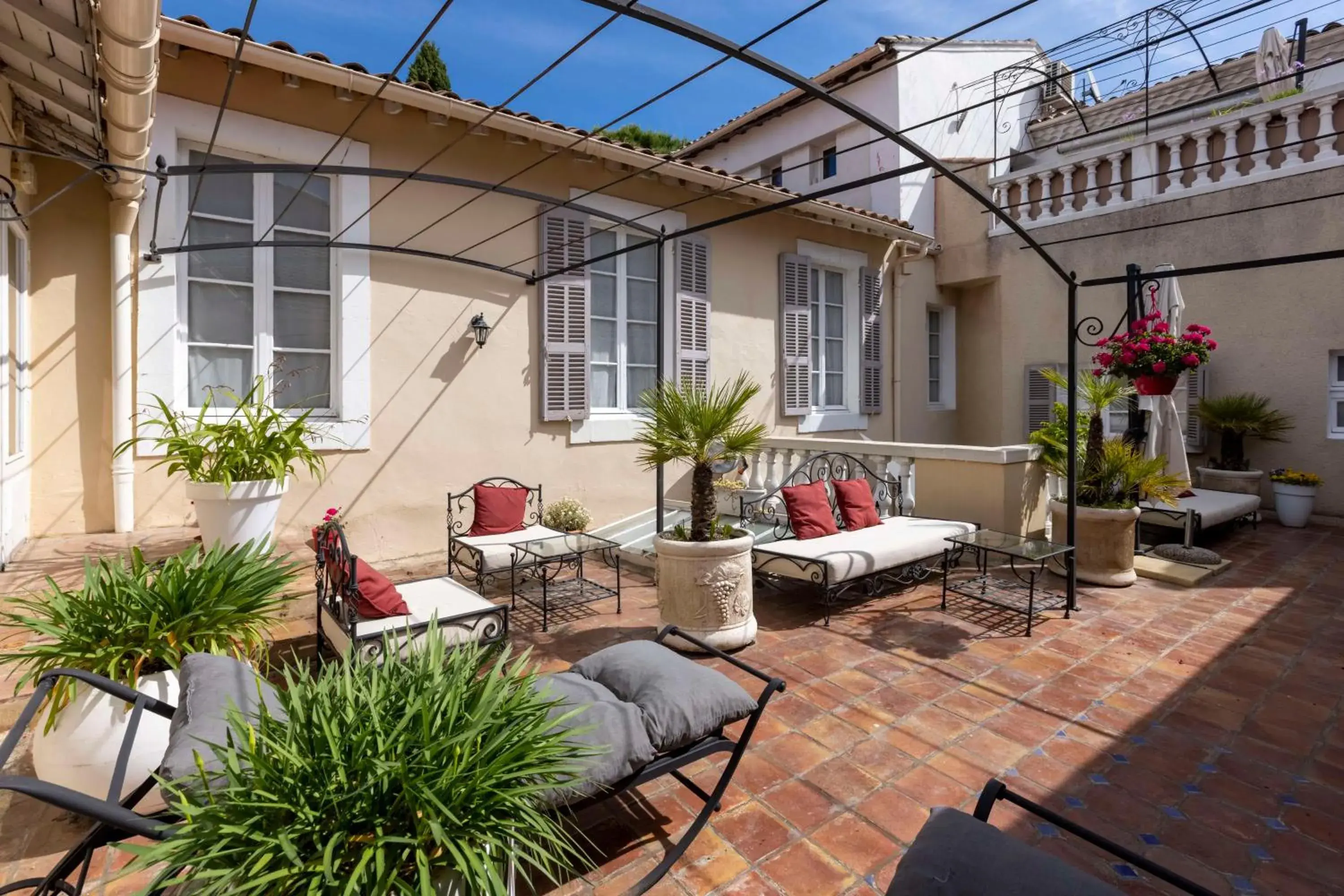 Property building in Best Western Le Comtadin Property building in Best Western Le Comtadin