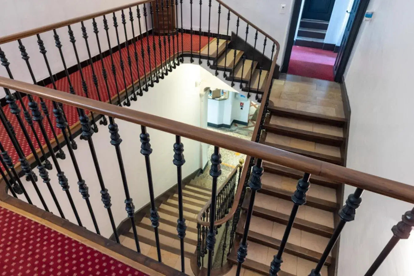 Property building in Best Western Le Comtadin Property building in Best Western Le Comtadin