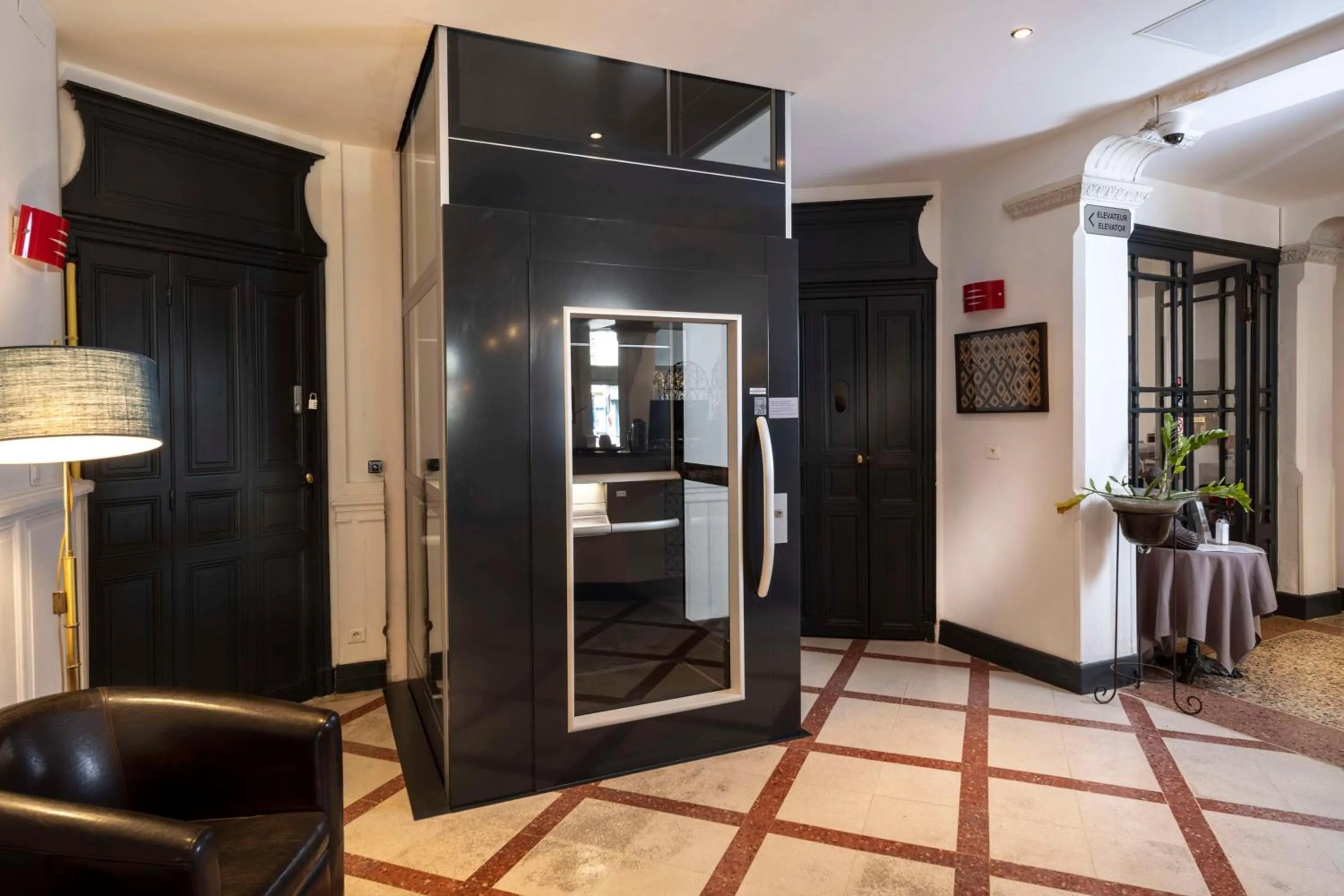 Lobby or reception in Best Western Le Comtadin