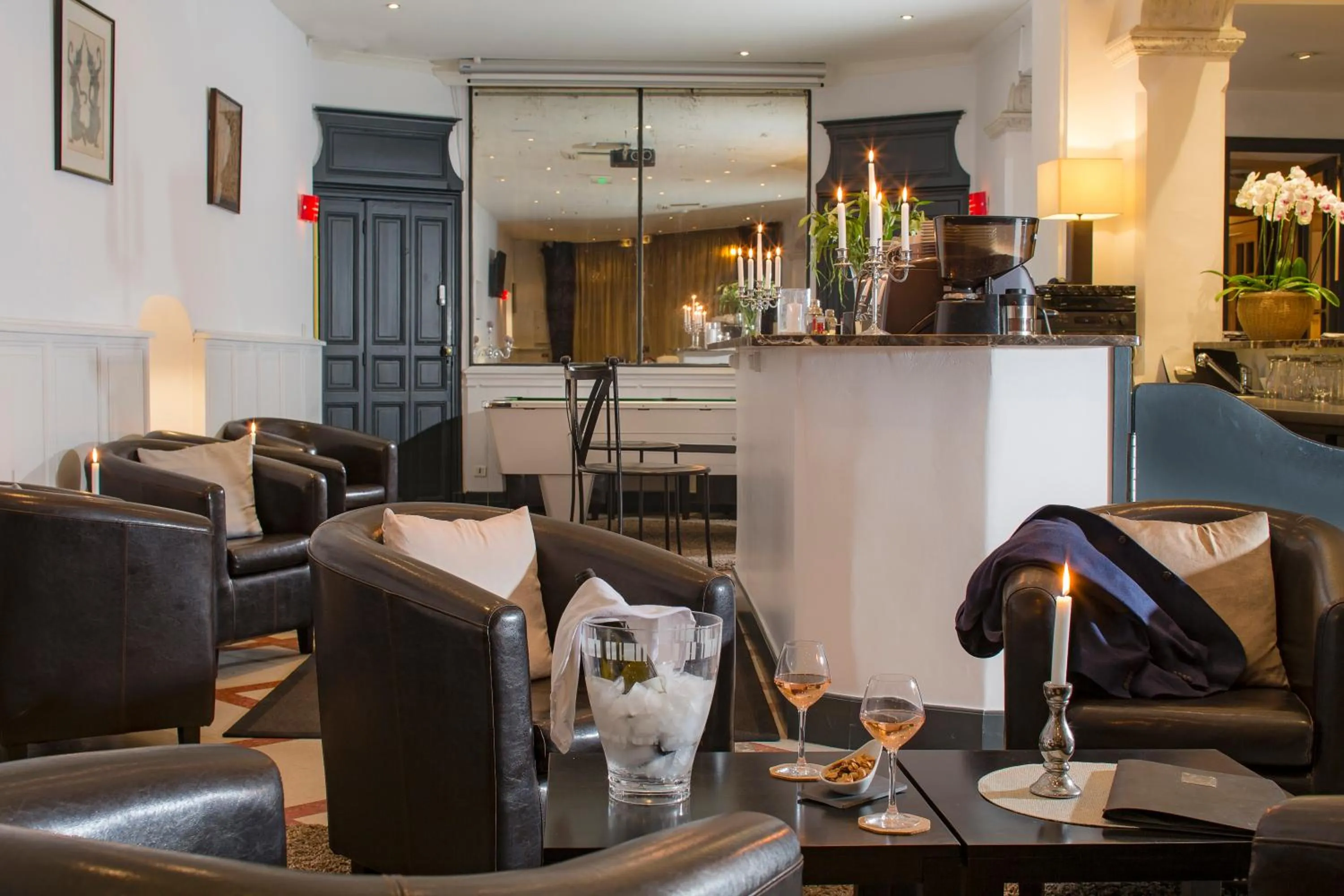 Lounge or bar in Best Western Le Comtadin