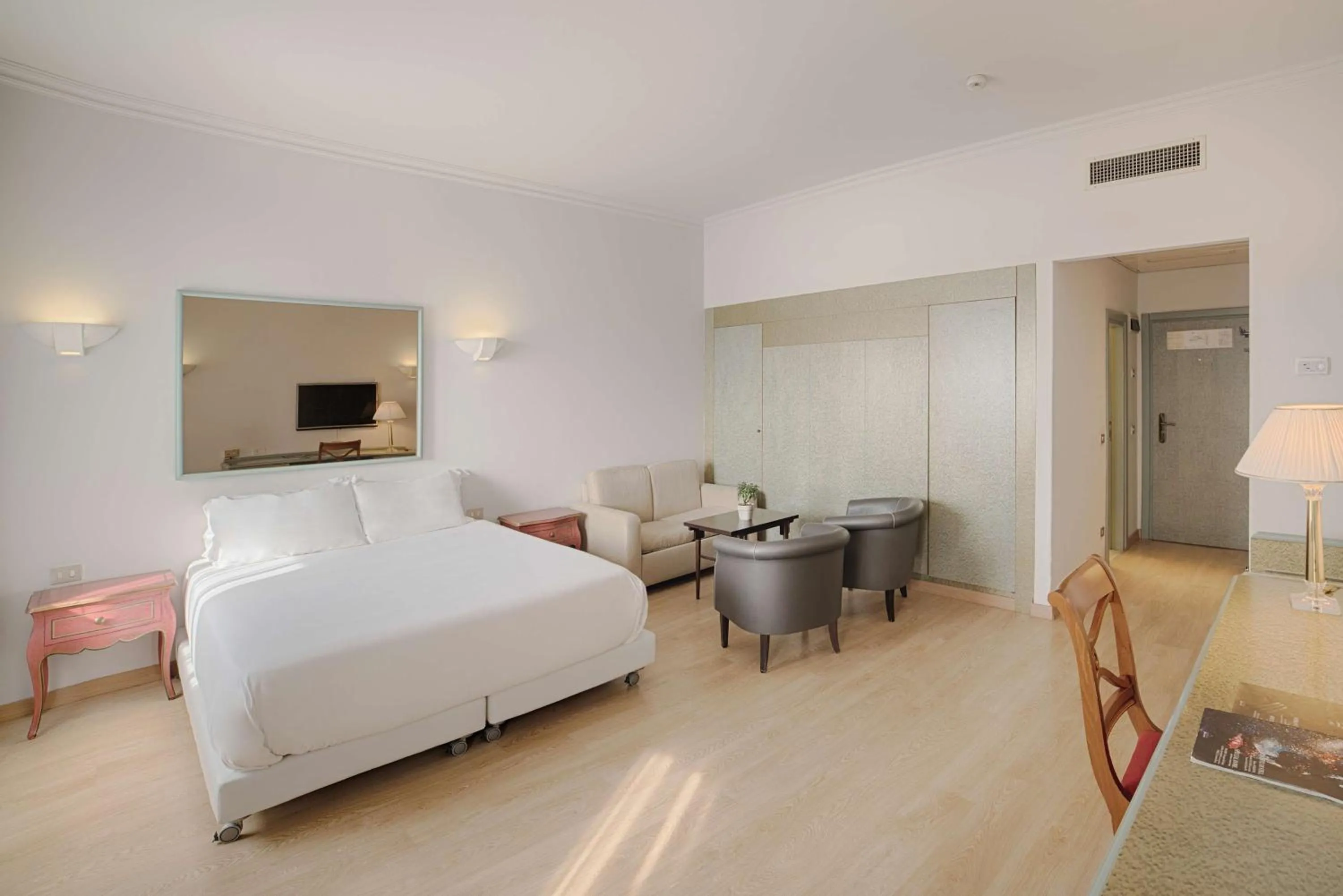 Photo of the whole room, Bed in NH Ancona