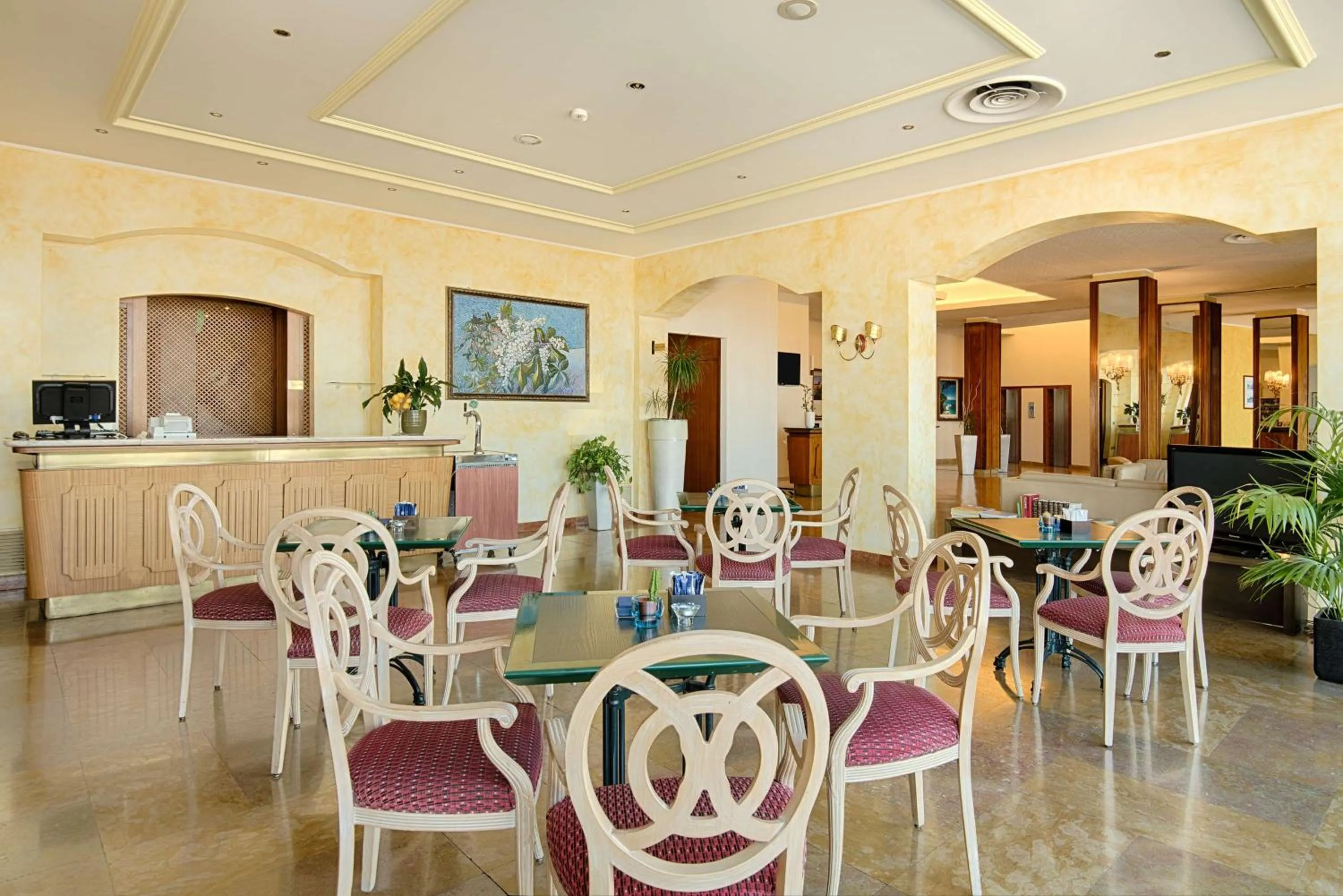 Lounge or bar in NH Ancona