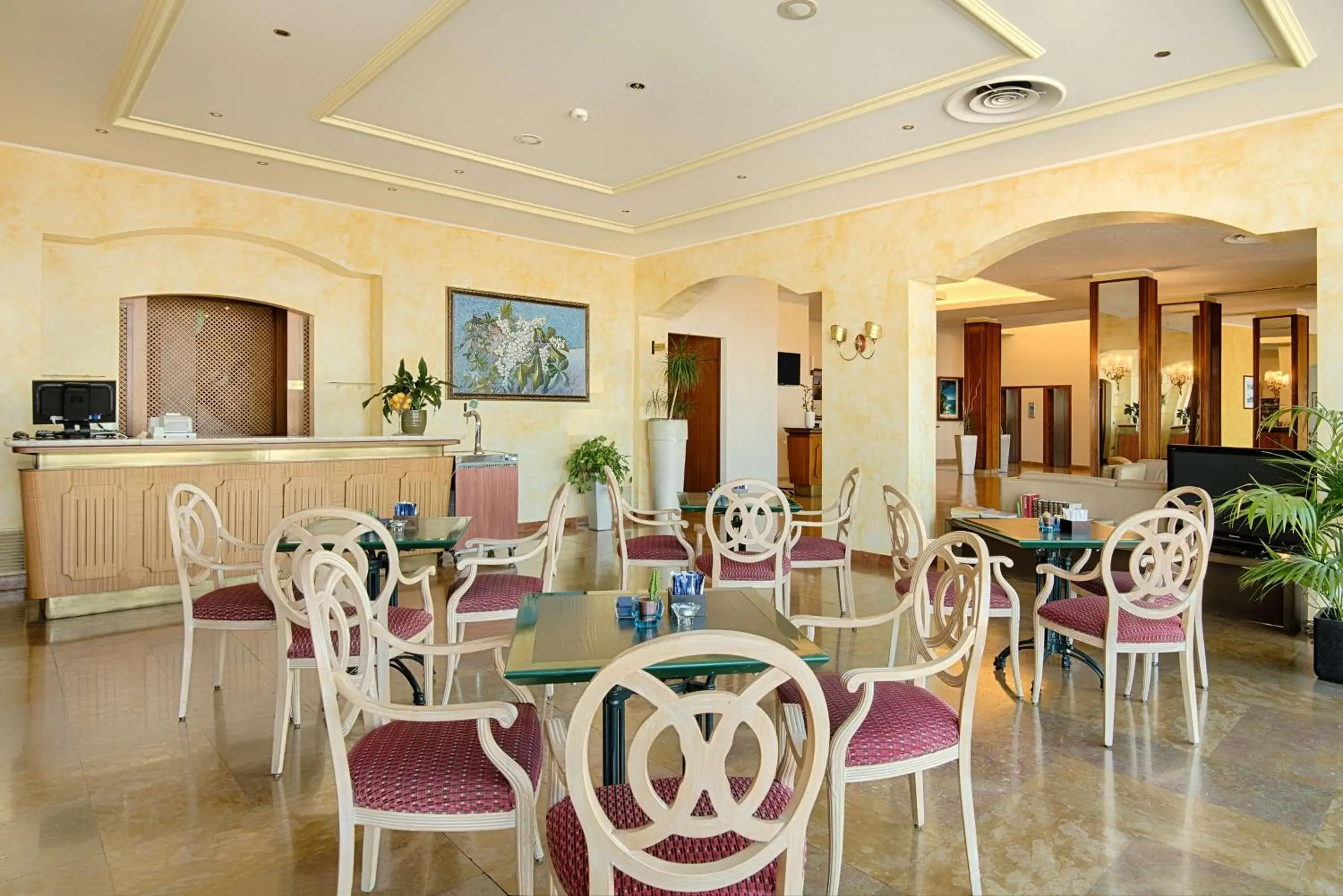 Lounge or bar in NH Ancona Lounge or bar in NH Ancona