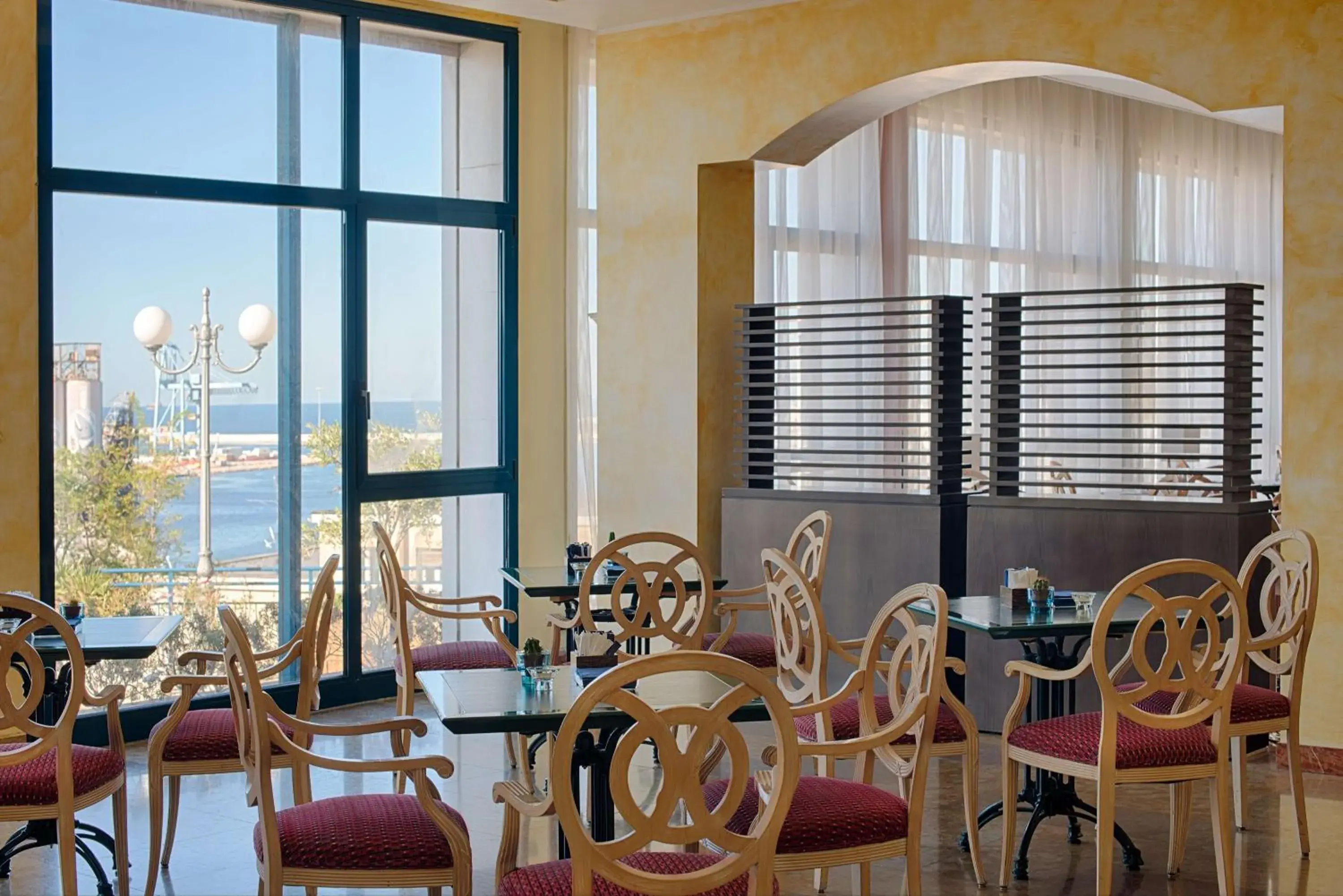 Lounge or bar in NH Ancona Lounge or bar in NH Ancona