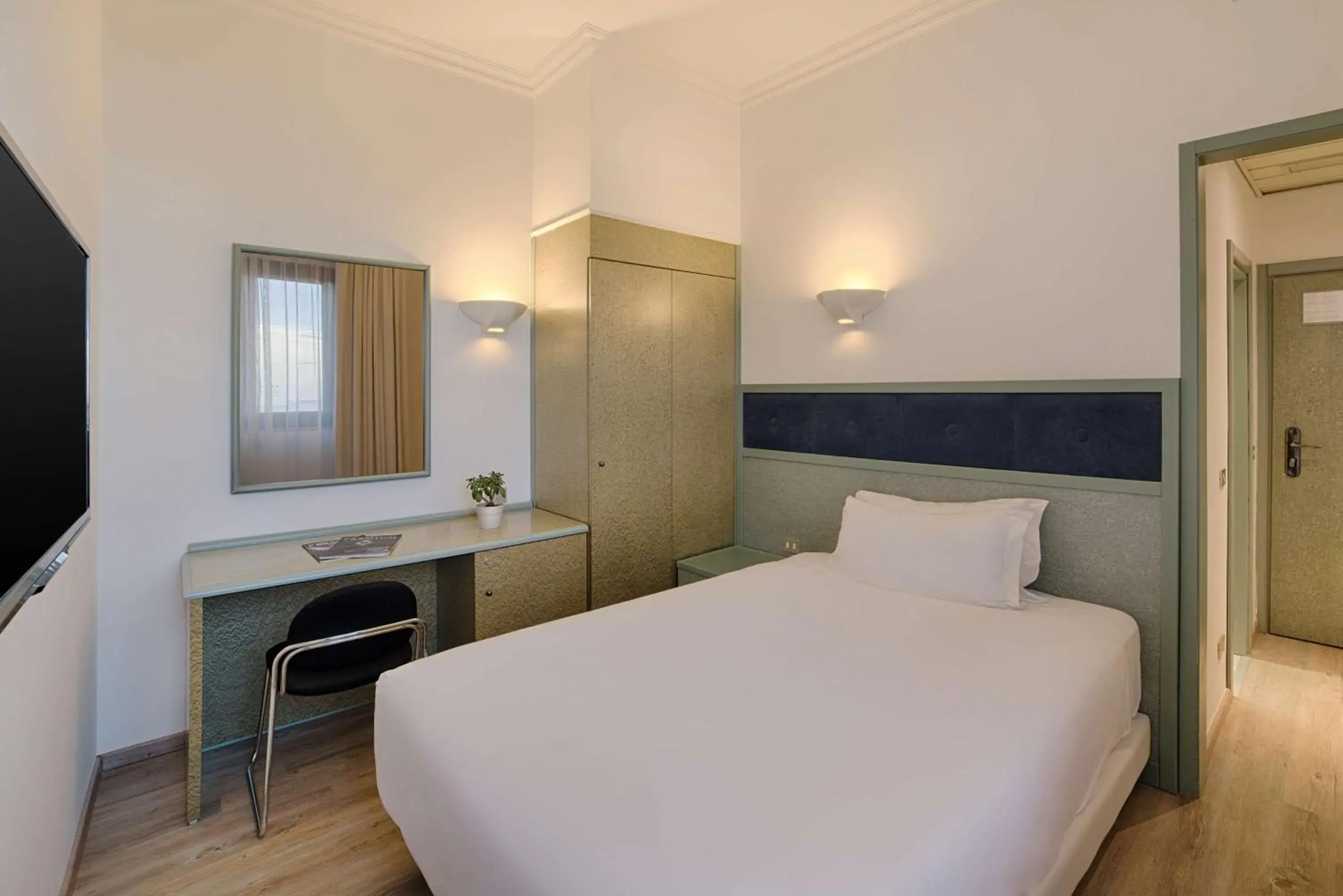 Photo of the whole room, Bed in NH Ancona Photo of the whole room, Bed in NH Ancona