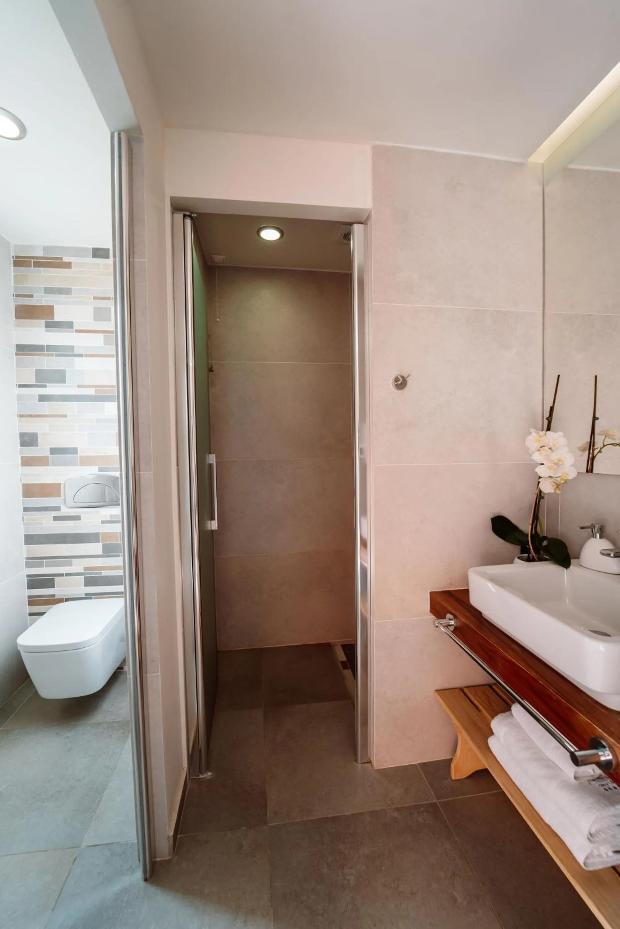 Shower in Ostria Resort & Spa