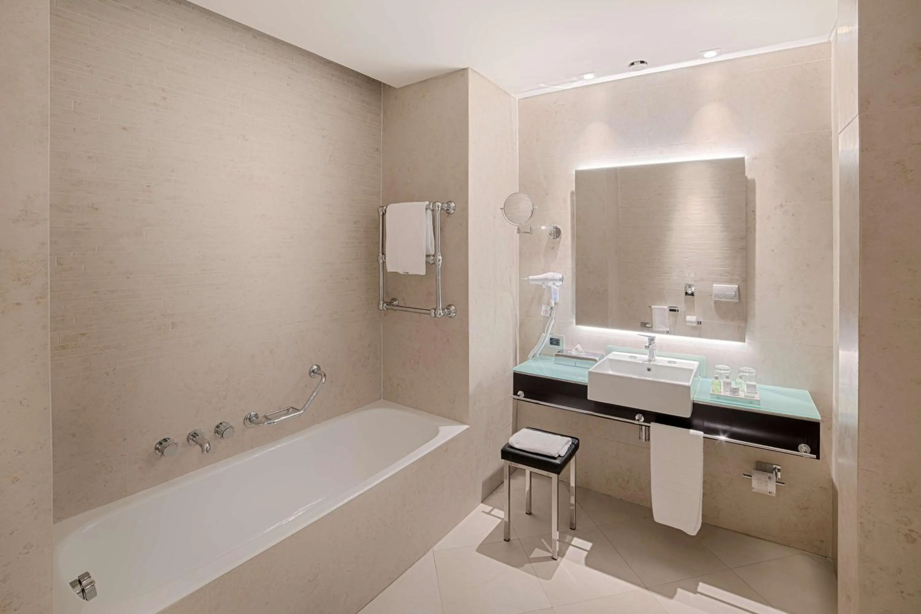 Bathroom in NH Napoli Panorama