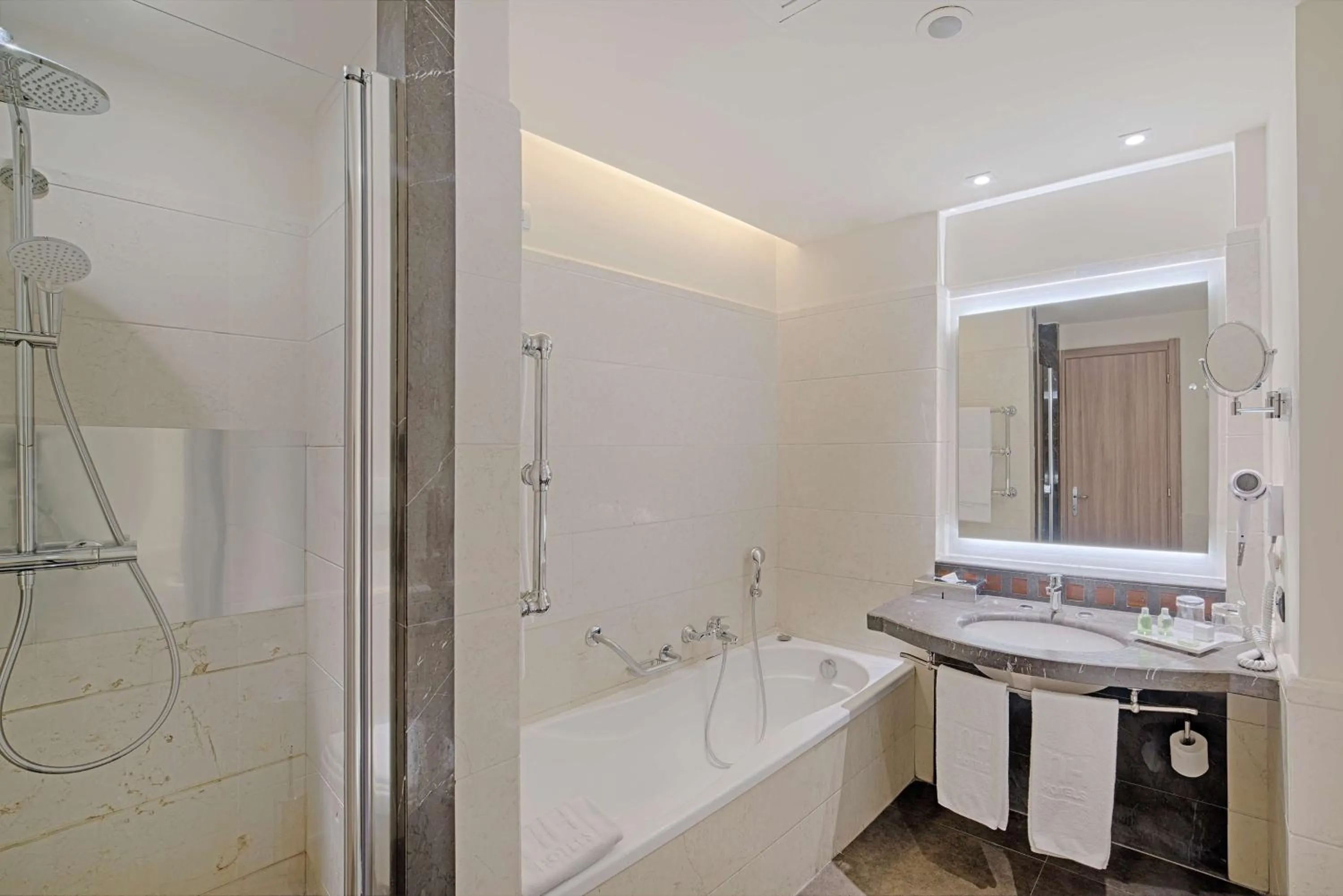 Bathroom in NH Napoli Panorama