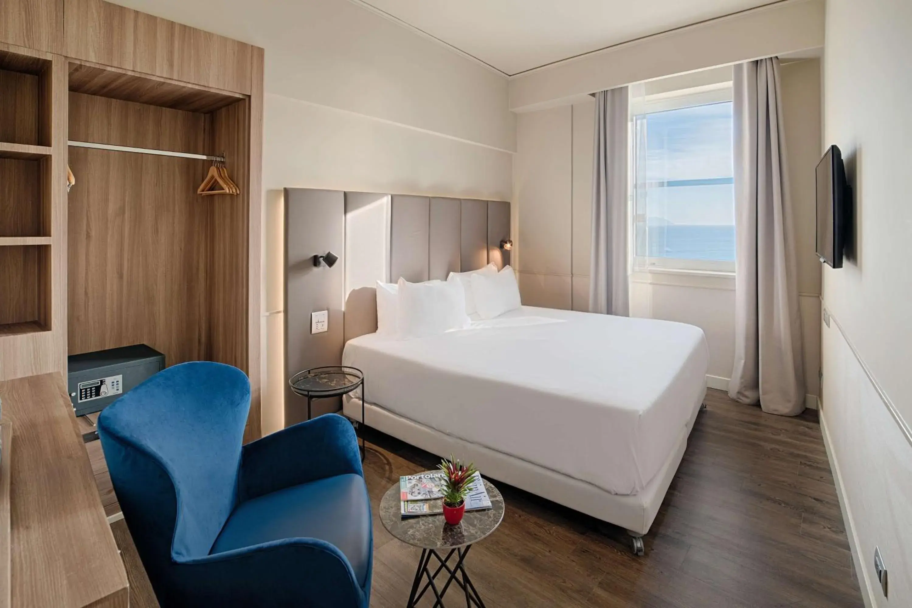 Bedroom, Bed in NH Napoli Panorama Bedroom, Bed in NH Napoli Panorama