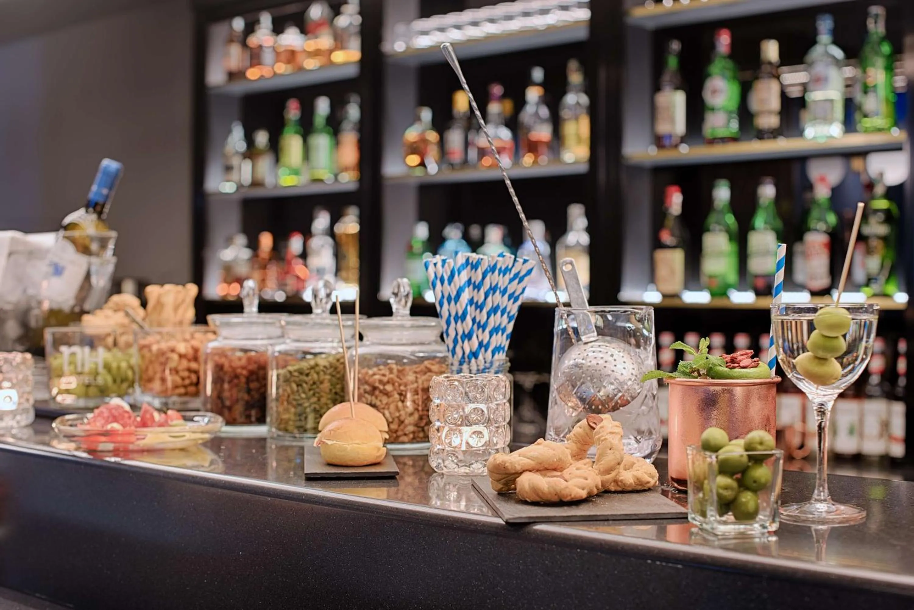 Lounge or bar in NH Napoli Panorama