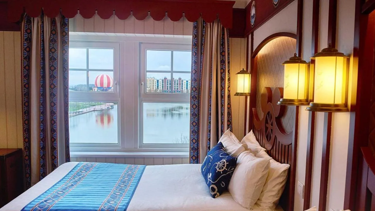 Bedroom, Bed in Disney Newport Bay Club