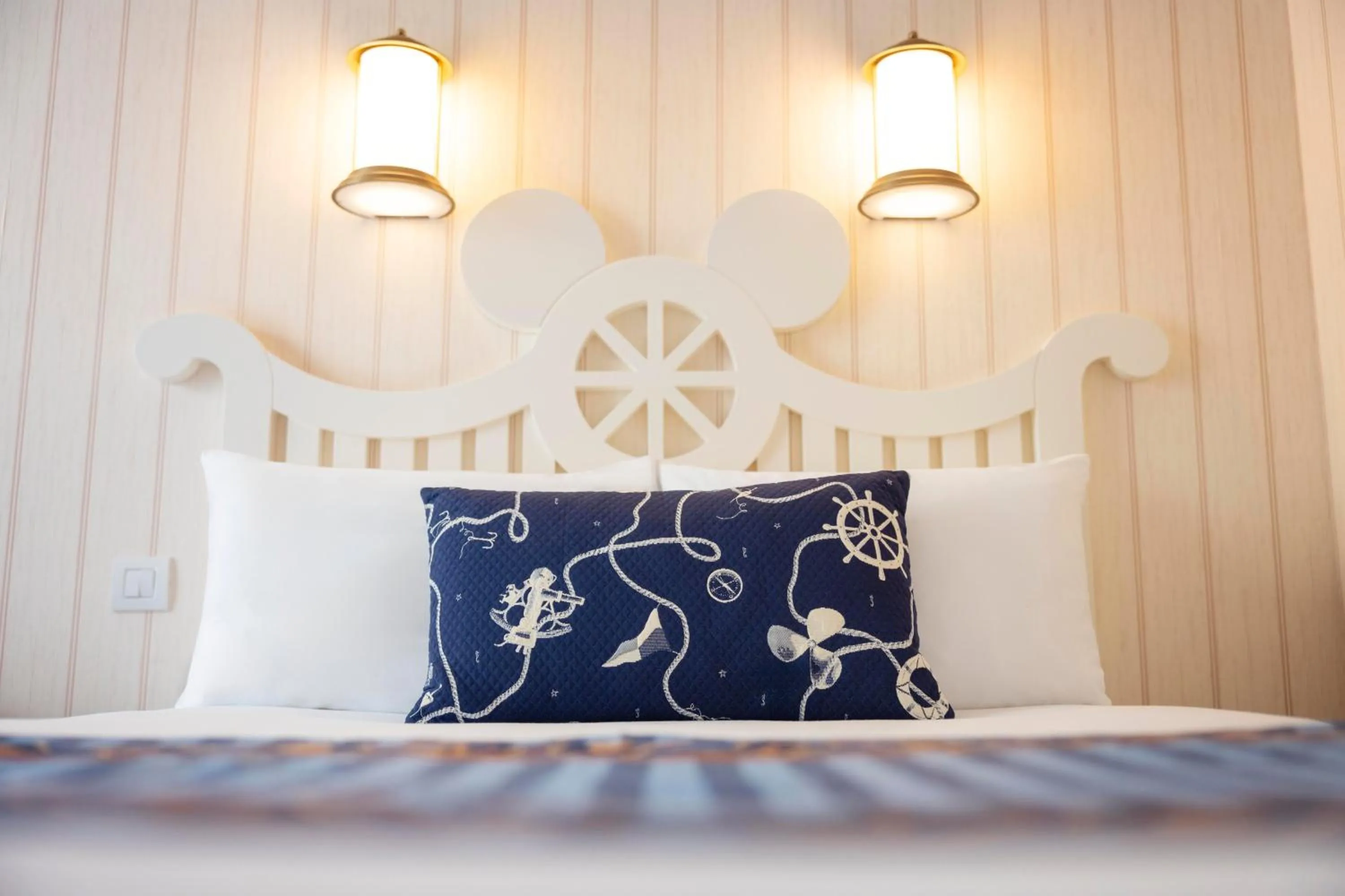 Bedroom, Bed in Disney Newport Bay Club