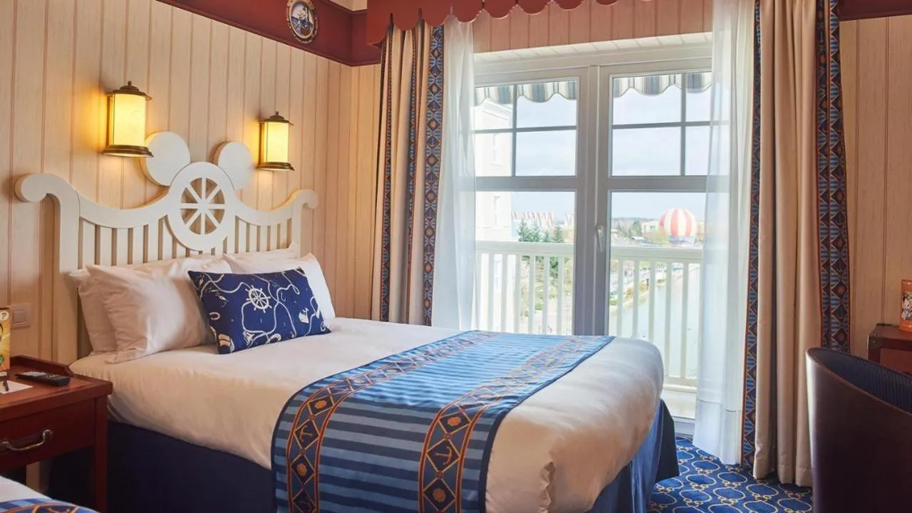 Bedroom, Bed in Disney Newport Bay Club