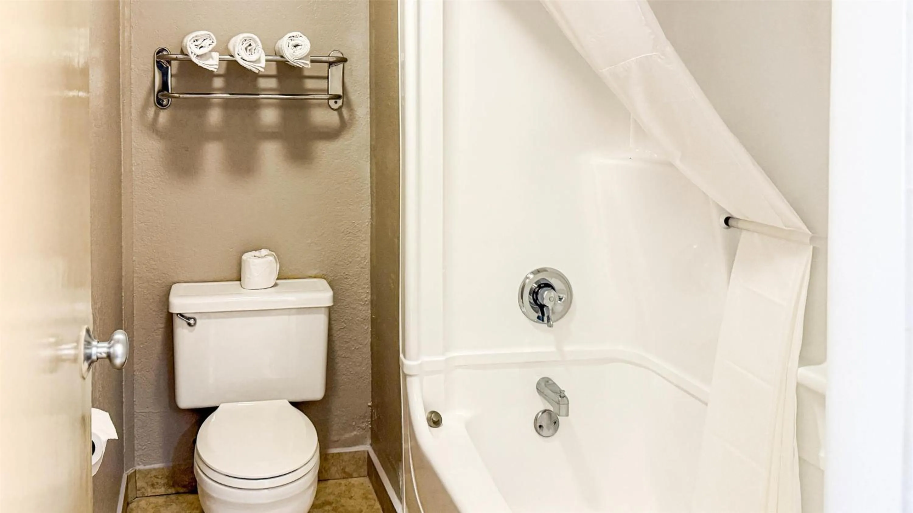 Bathroom in Studio 6-Grand Prairie, TX