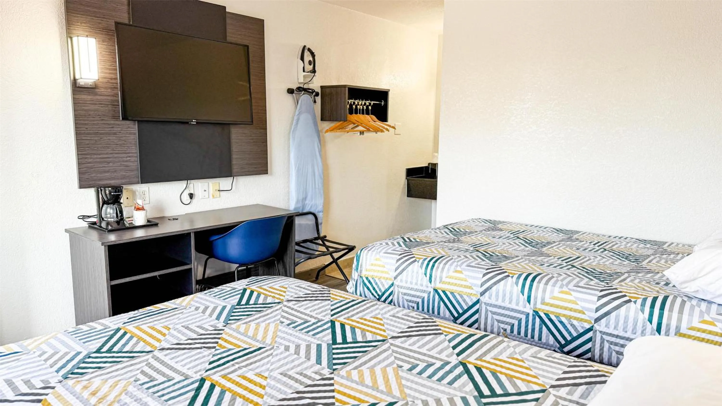 Photo of the whole room, Bed in Studio 6-Grand Prairie, TX