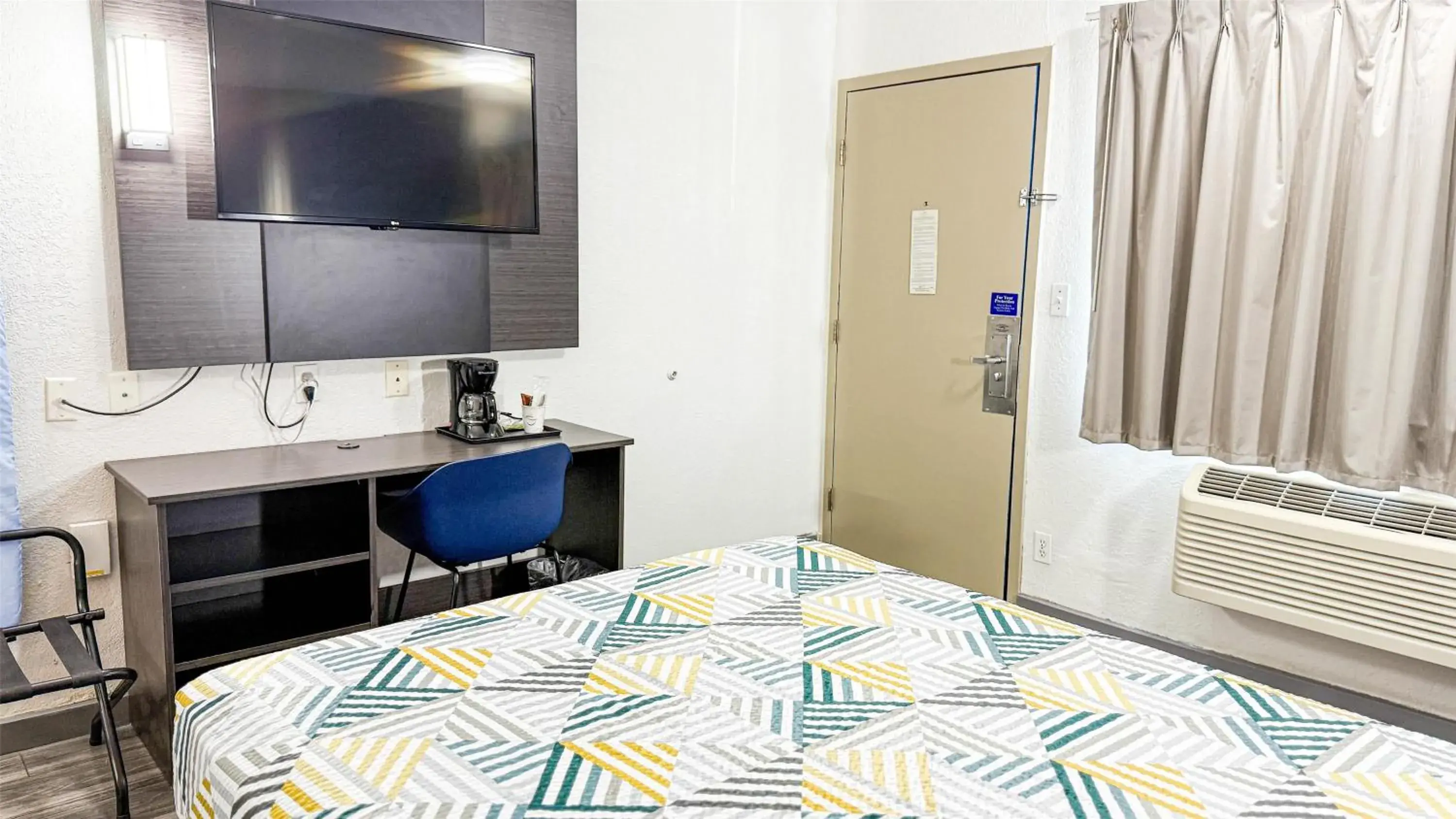 Photo of the whole room, Bed in Studio 6-Grand Prairie, TX Photo of the whole room, Bed in Studio 6-Grand Prairie, TX