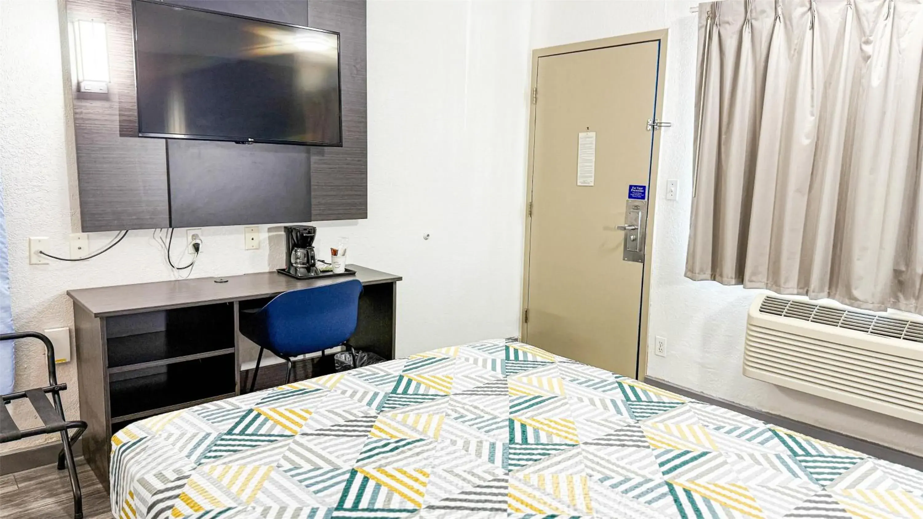 Photo of the whole room, Bed in Studio 6-Grand Prairie, TX Photo of the whole room, Bed in Studio 6-Grand Prairie, TX