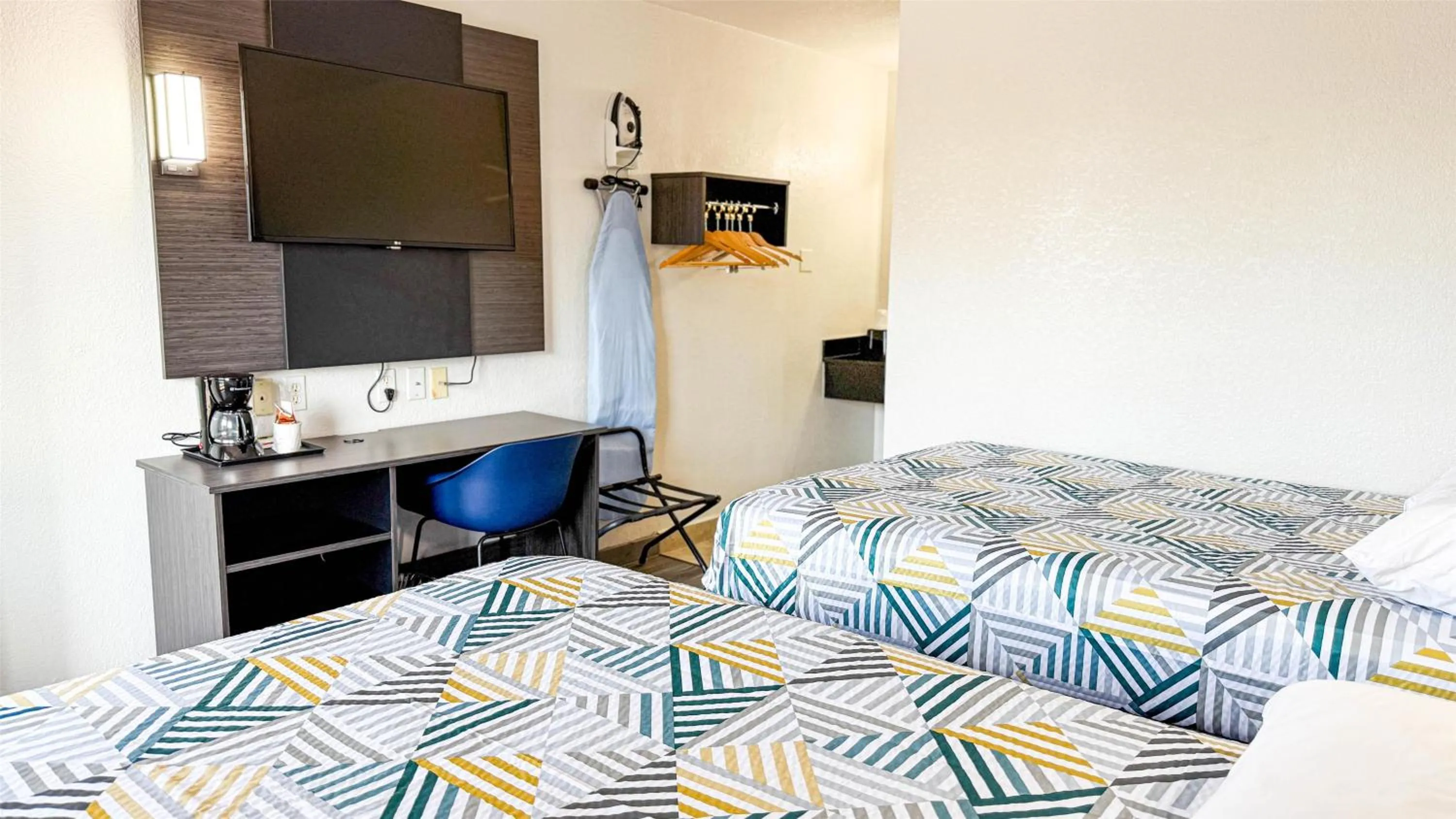 Photo of the whole room, Bed in Studio 6-Grand Prairie, TX