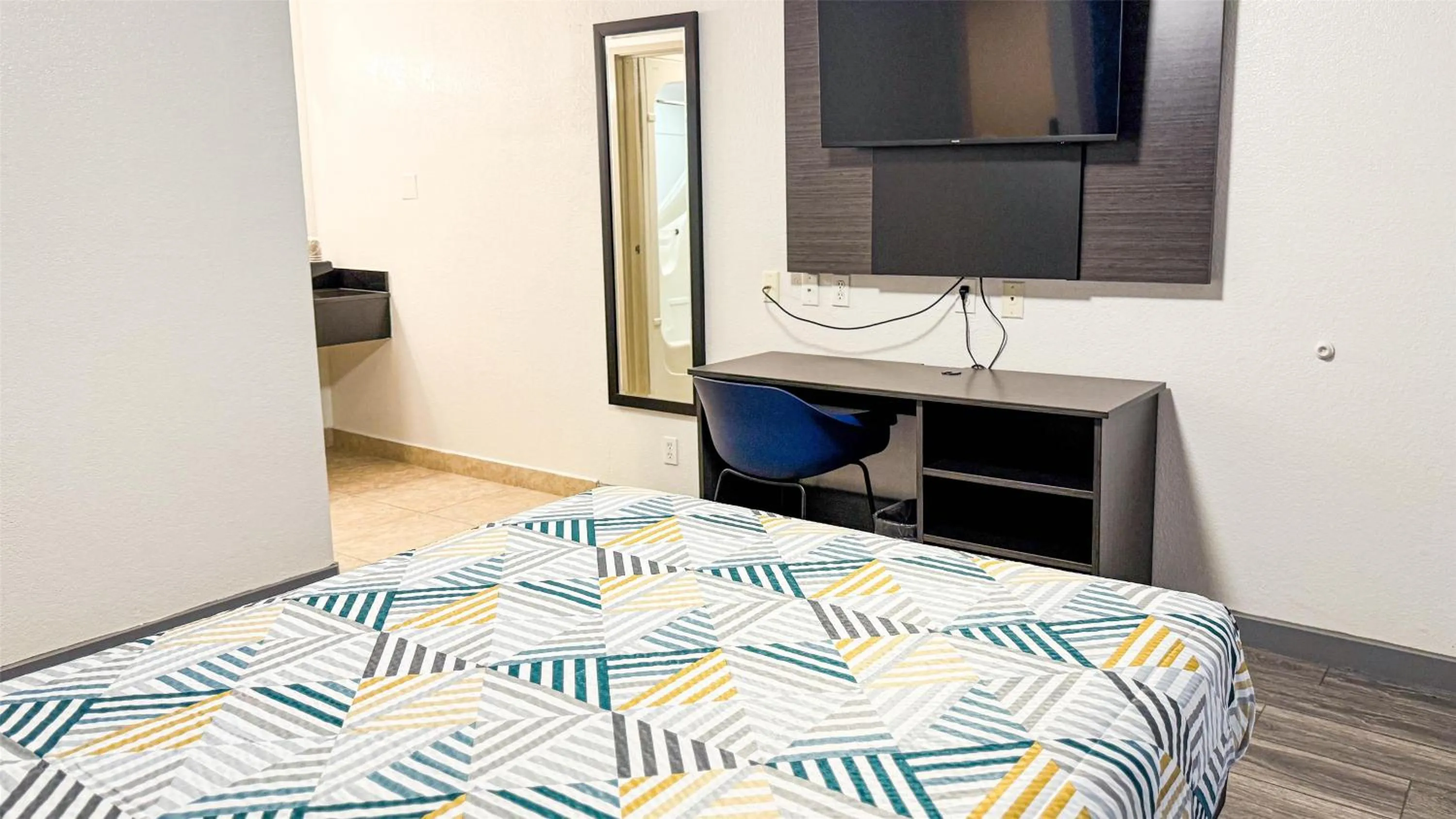 Photo of the whole room, Bed in Studio 6-Grand Prairie, TX