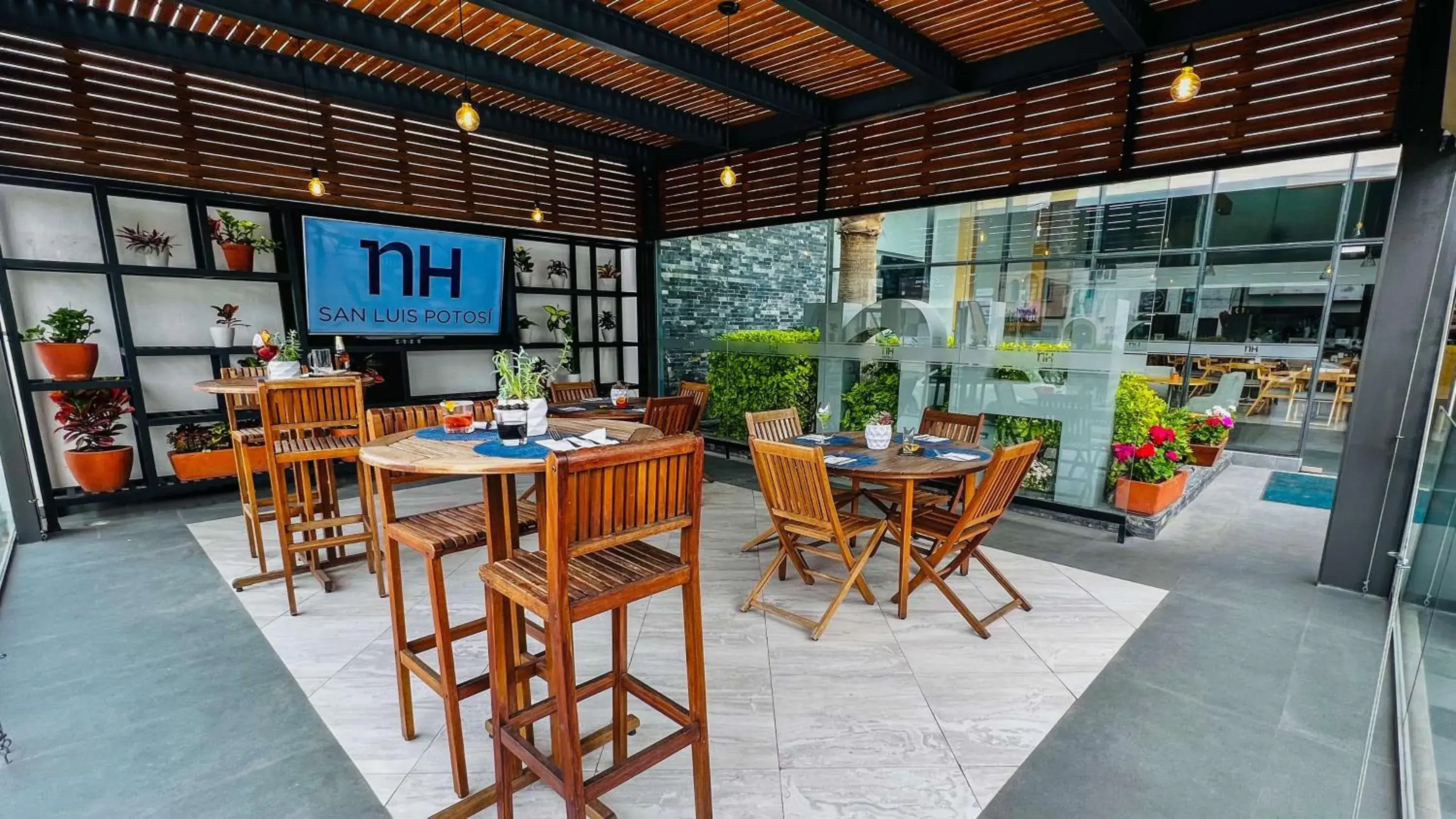 Lounge or bar in NH San Luis Potosí Lounge or bar in NH San Luis Potosí