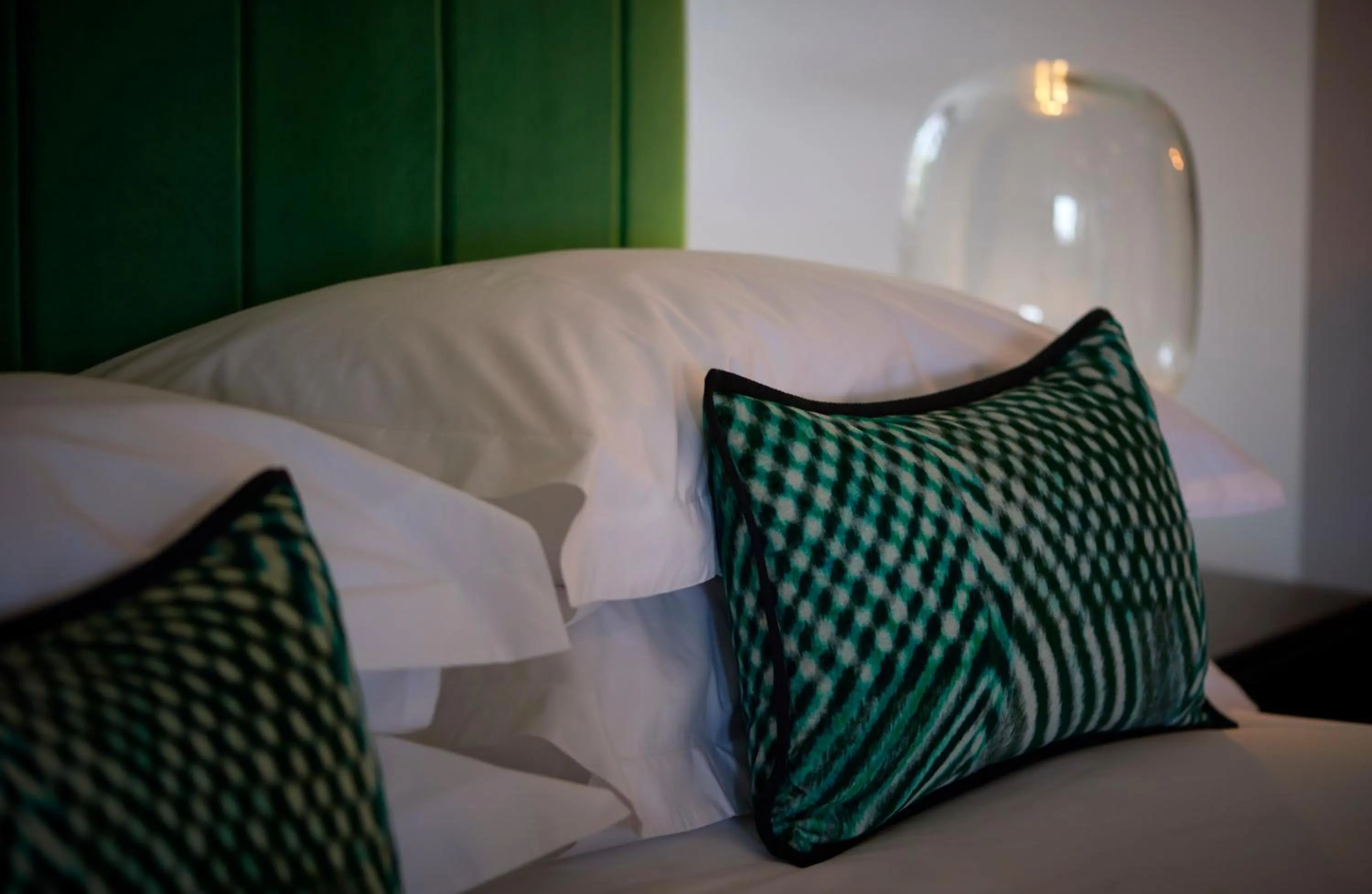 Bed in The Lodge Hotel - Putney