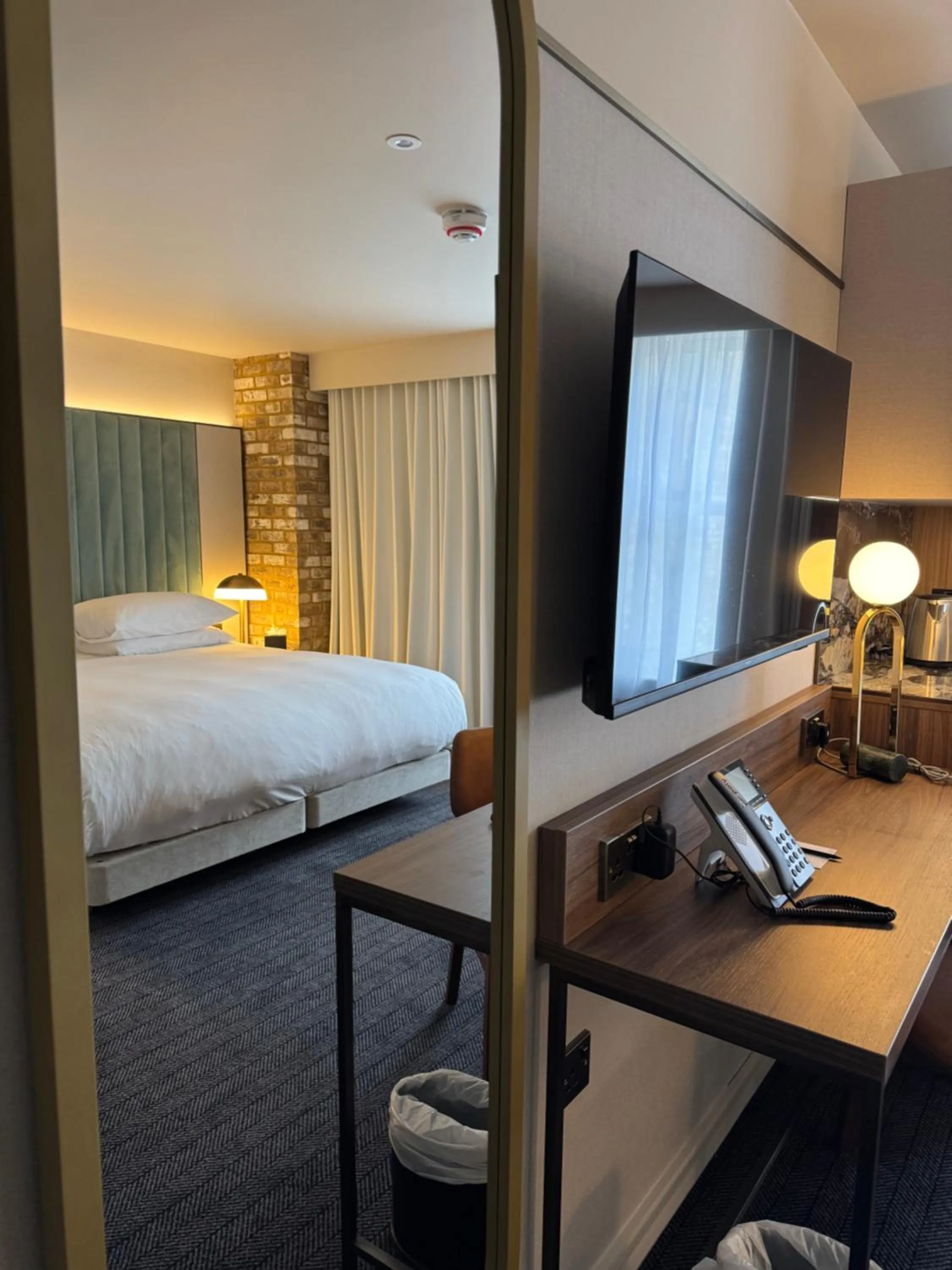 TV and multimedia, Bed in The Lodge Hotel - Putney